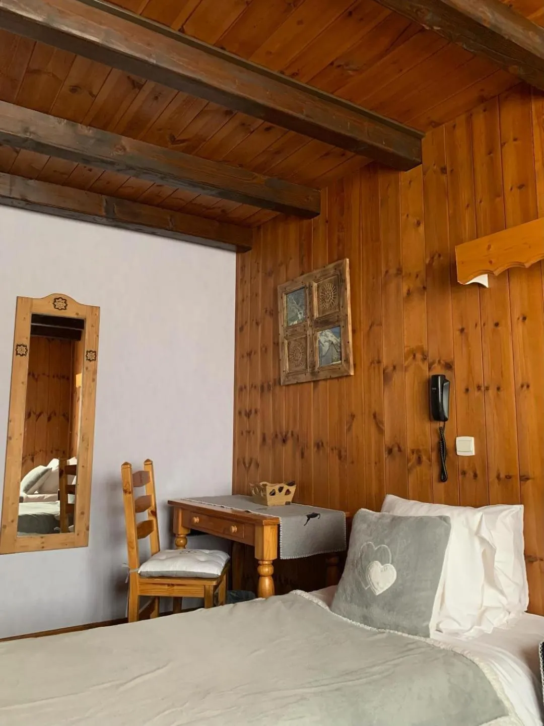 Bed in Hotels Les Catrems & Le Montagnou