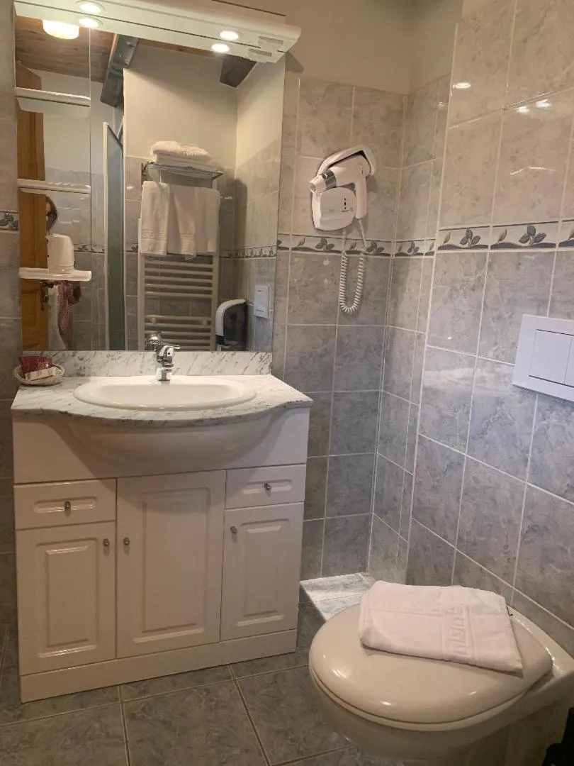 Bathroom in Hotels Les Catrems & Le Montagnou