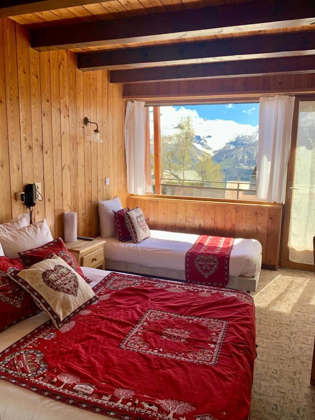 Bed in Hotels Les Catrems & Le Montagnou