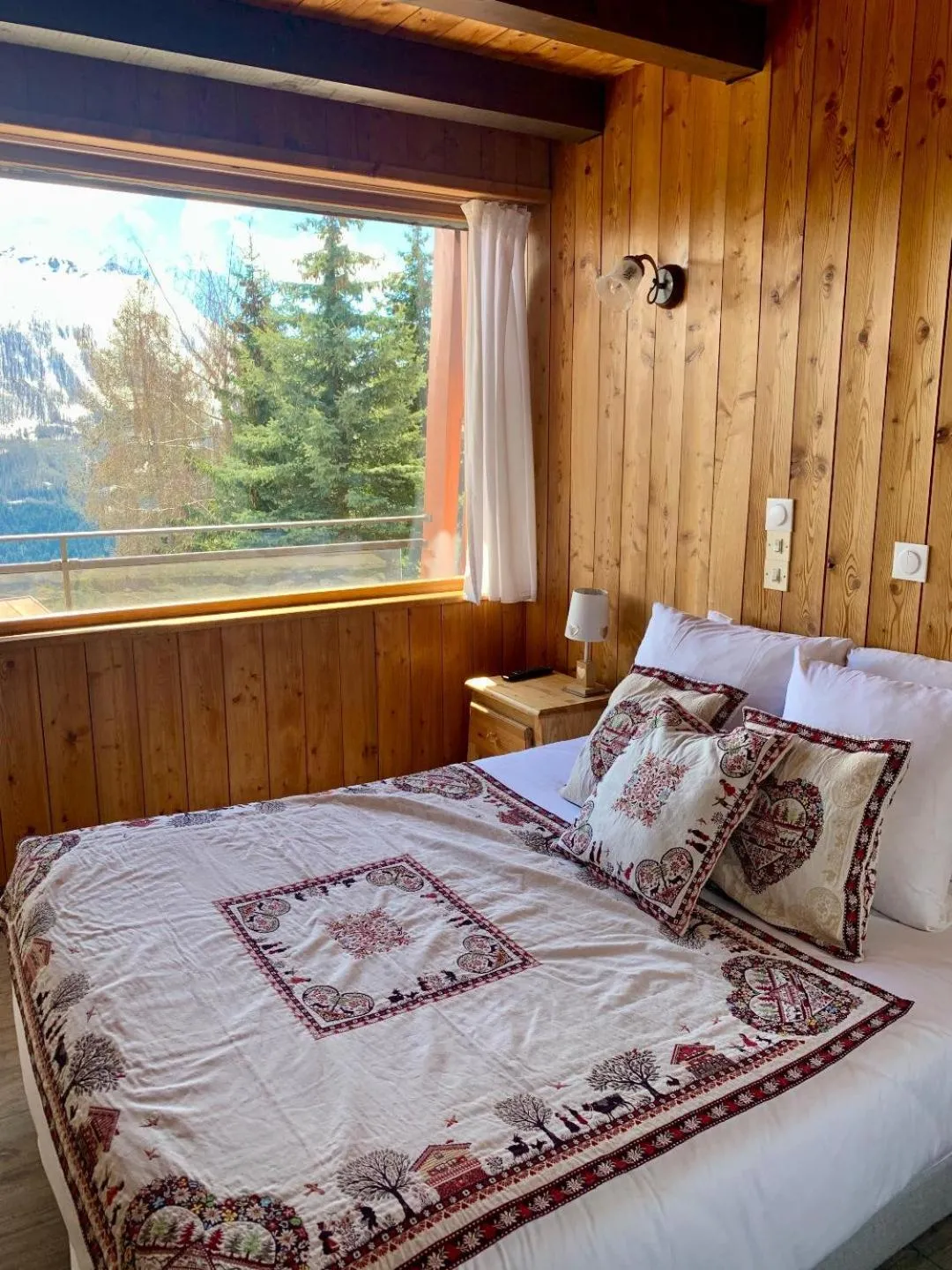 Bed in Hotels Les Catrems & Le Montagnou