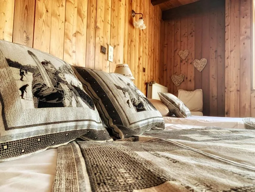 Decorative detail, Bed in Hotels Les Catrems & Le Montagnou