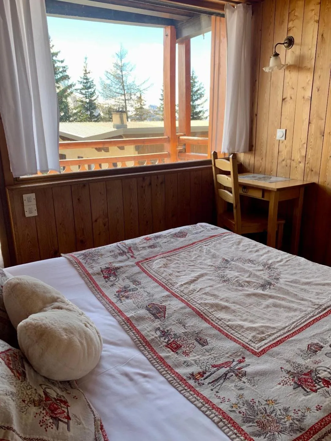 Bed in Hotels Les Catrems & Le Montagnou