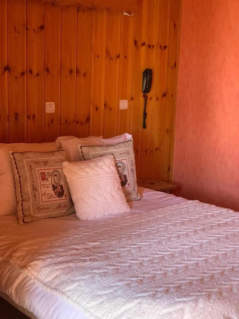 Bed in Hotels Les Catrems & Le Montagnou