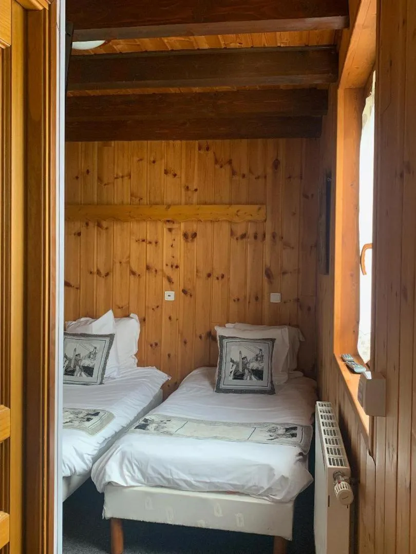 Bedroom, Bed in Hotels Les Catrems & Le Montagnou