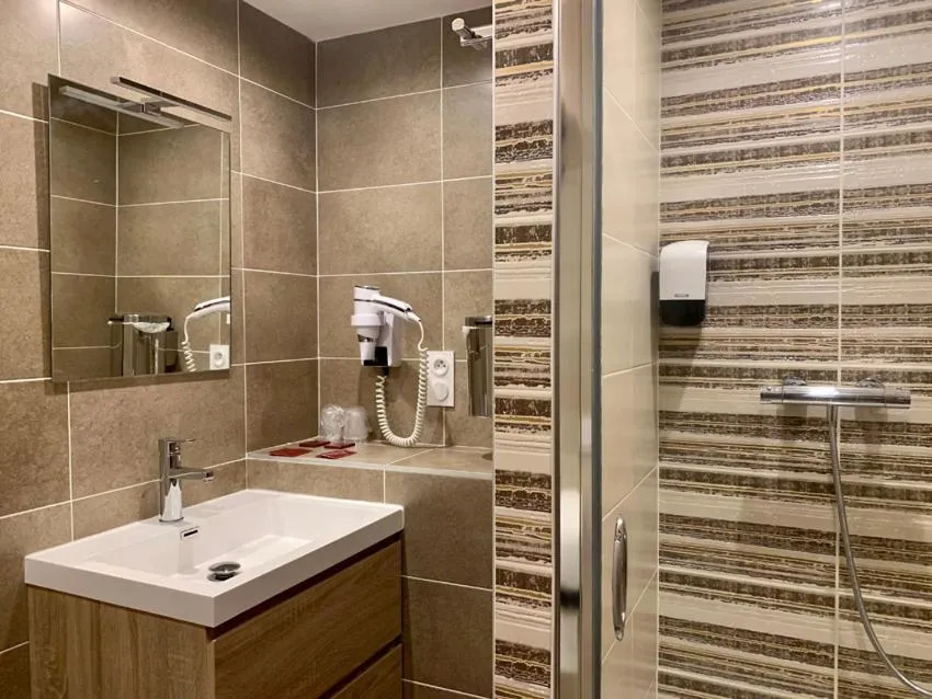 Shower in Hotels Les Catrems & Le Montagnou