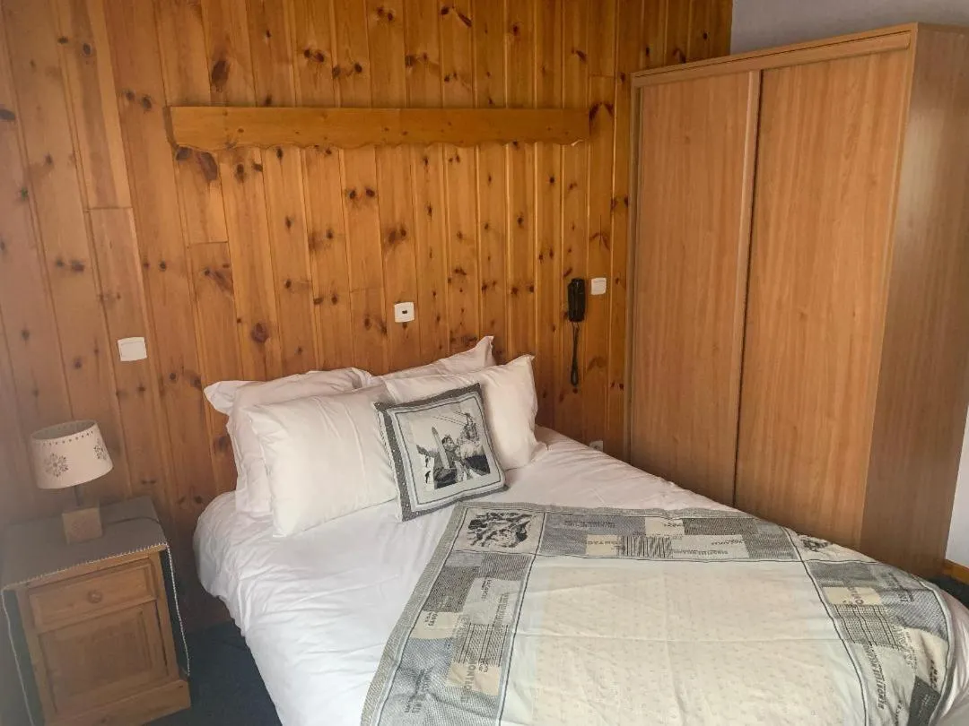 Bedroom, Bed in Hotels Les Catrems & Le Montagnou