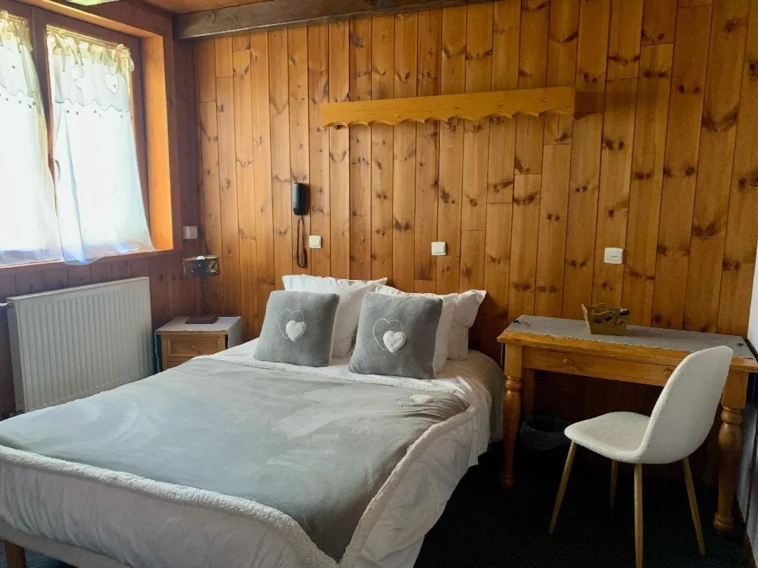 Bed in Hotels Les Catrems & Le Montagnou