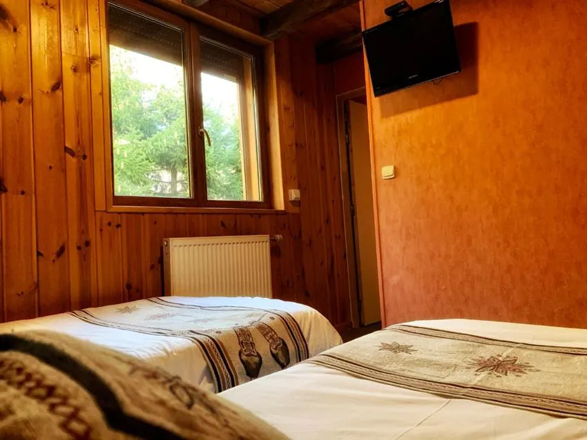Bed in Hotels Les Catrems & Le Montagnou