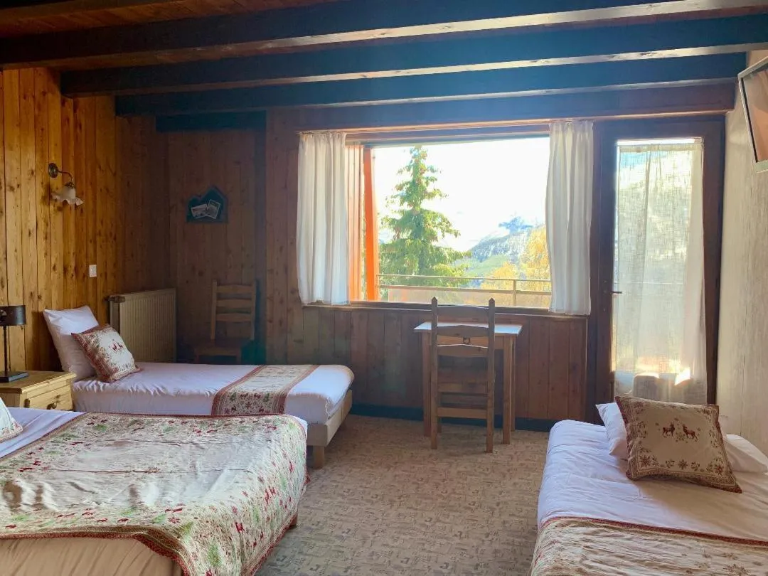 Bed in Hotels Les Catrems & Le Montagnou