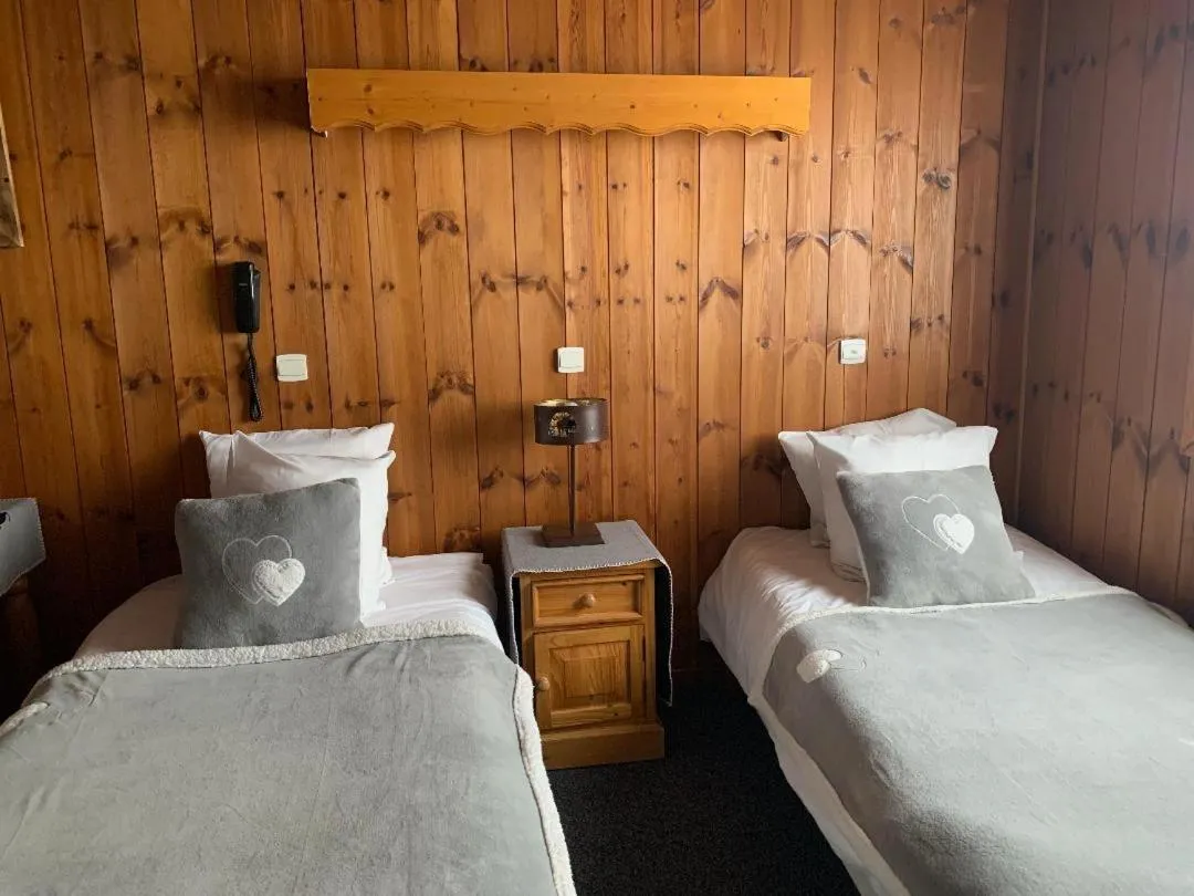Bed in Hotels Les Catrems & Le Montagnou