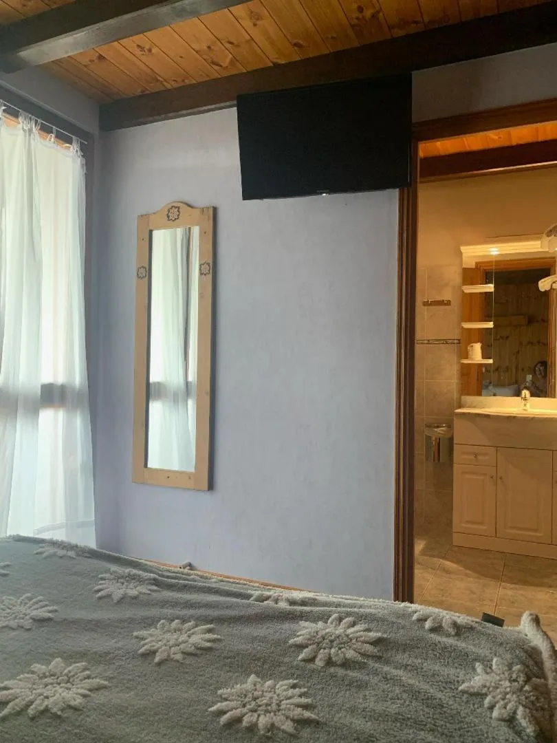 Bathroom, Bed in Hotels Les Catrems & Le Montagnou