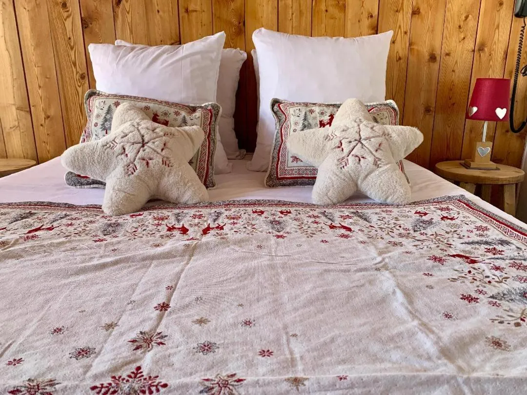 Decorative detail, Bed in Hotels Les Catrems & Le Montagnou