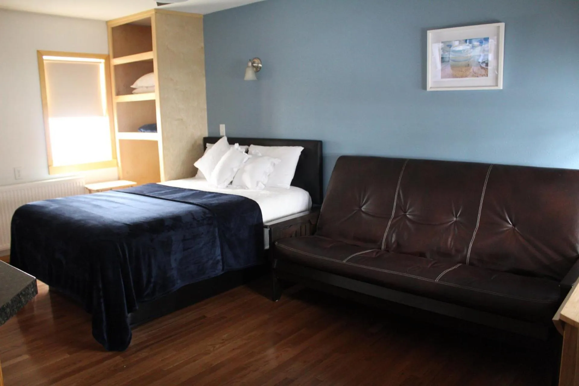 Photo of the whole room, Bed in Lakes Inn