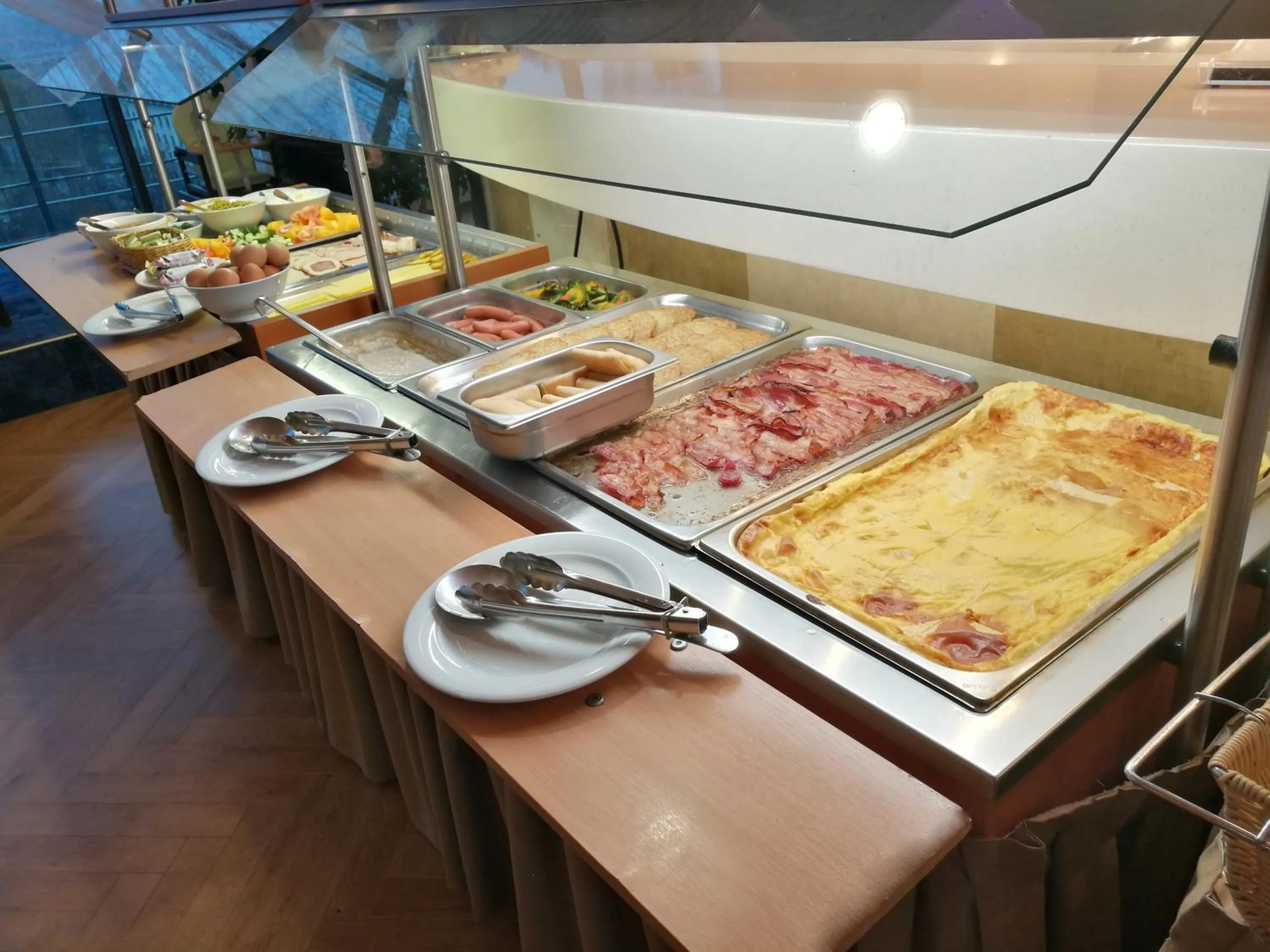 Restaurant/places to eat in Park Hotel Latgola