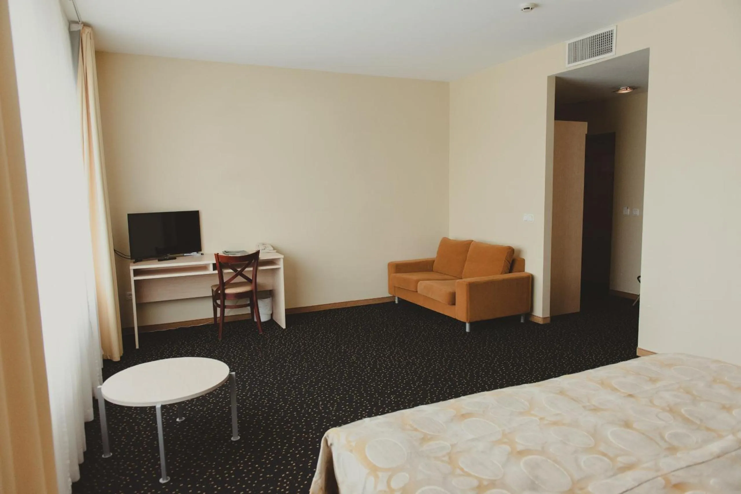 Communal lounge/ TV room, Bed in Park Hotel Latgola