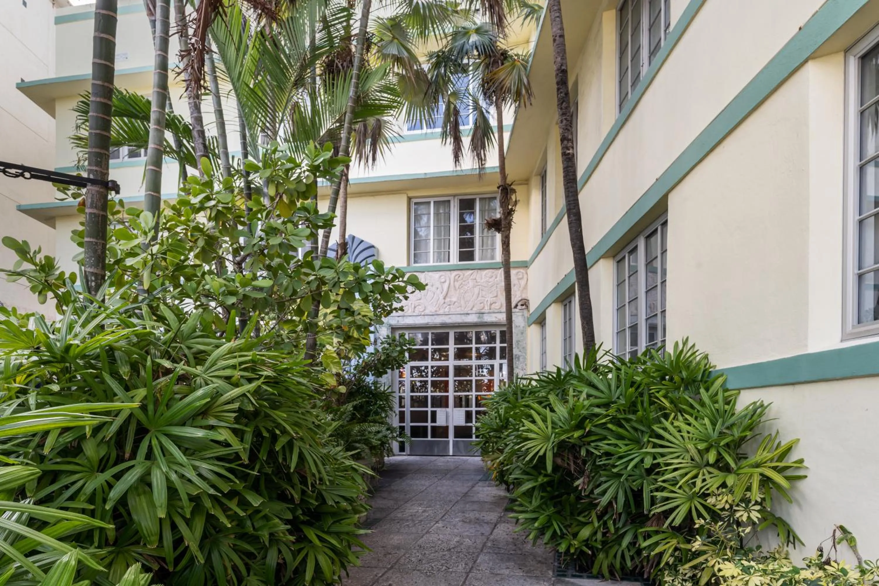 Property building in Barbizon on Ocean Drive Apartments