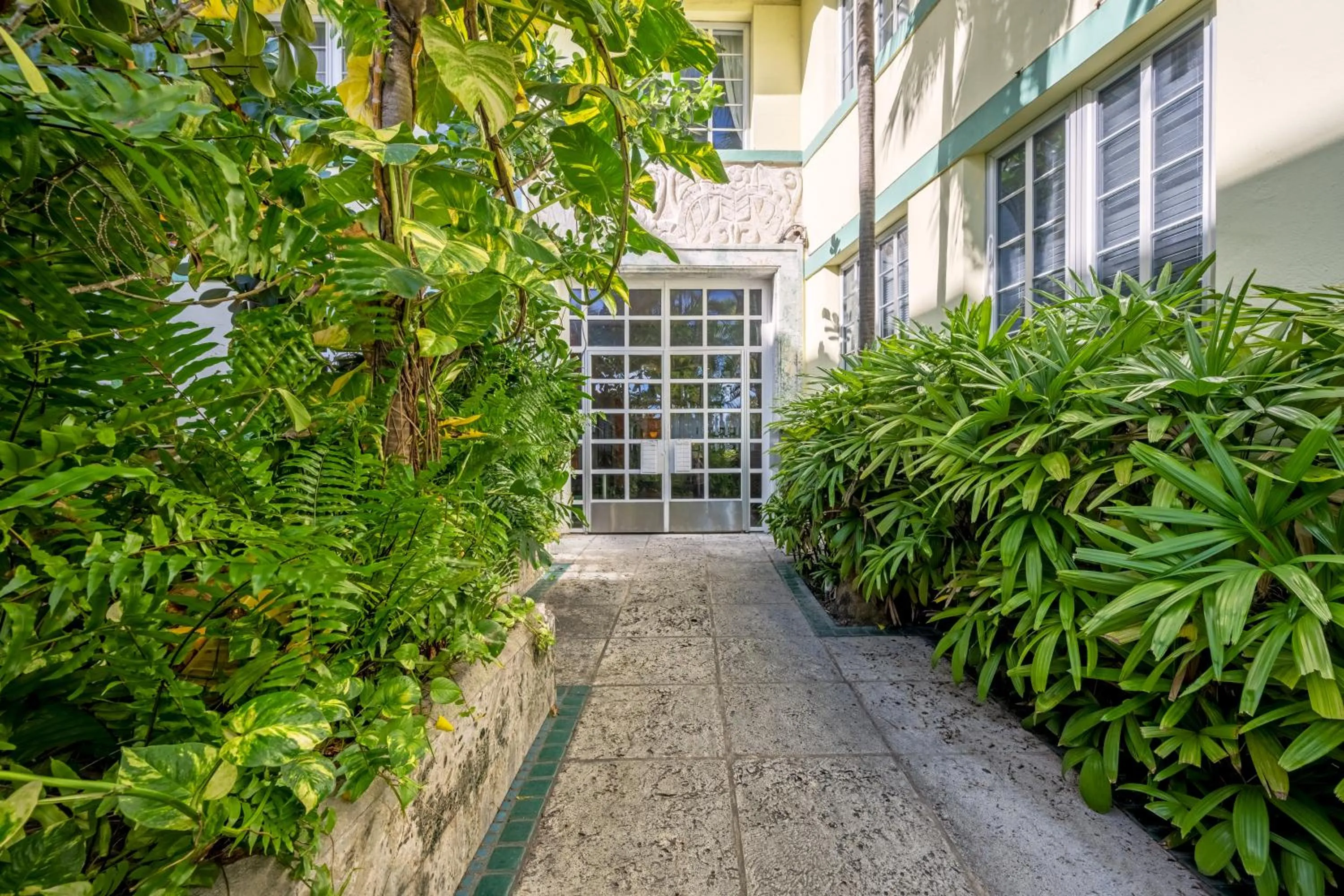Property building in Barbizon on Ocean Drive Apartments
