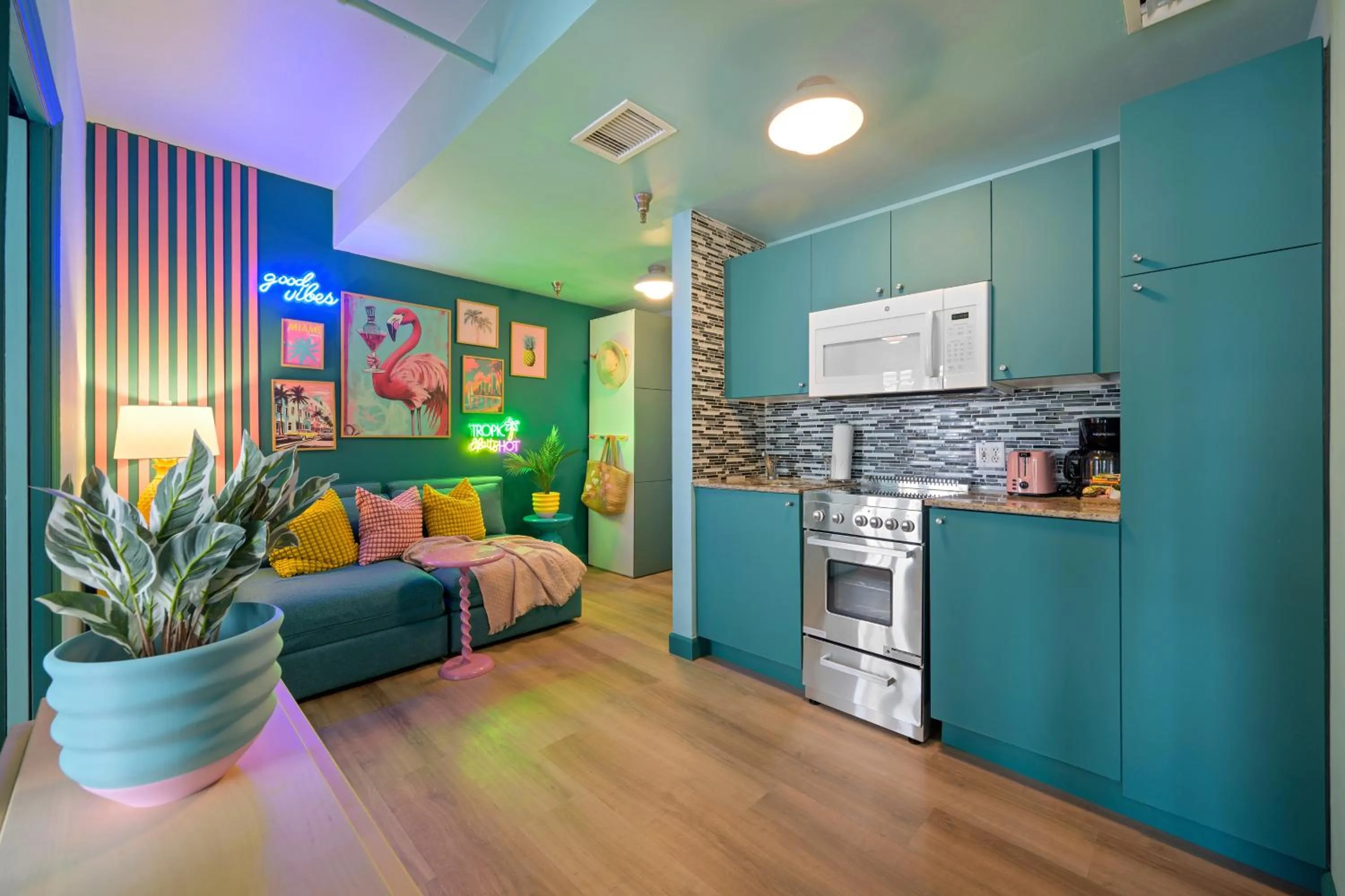 Kitchen or kitchenette, Bed in Barbizon on Ocean Drive Apartments