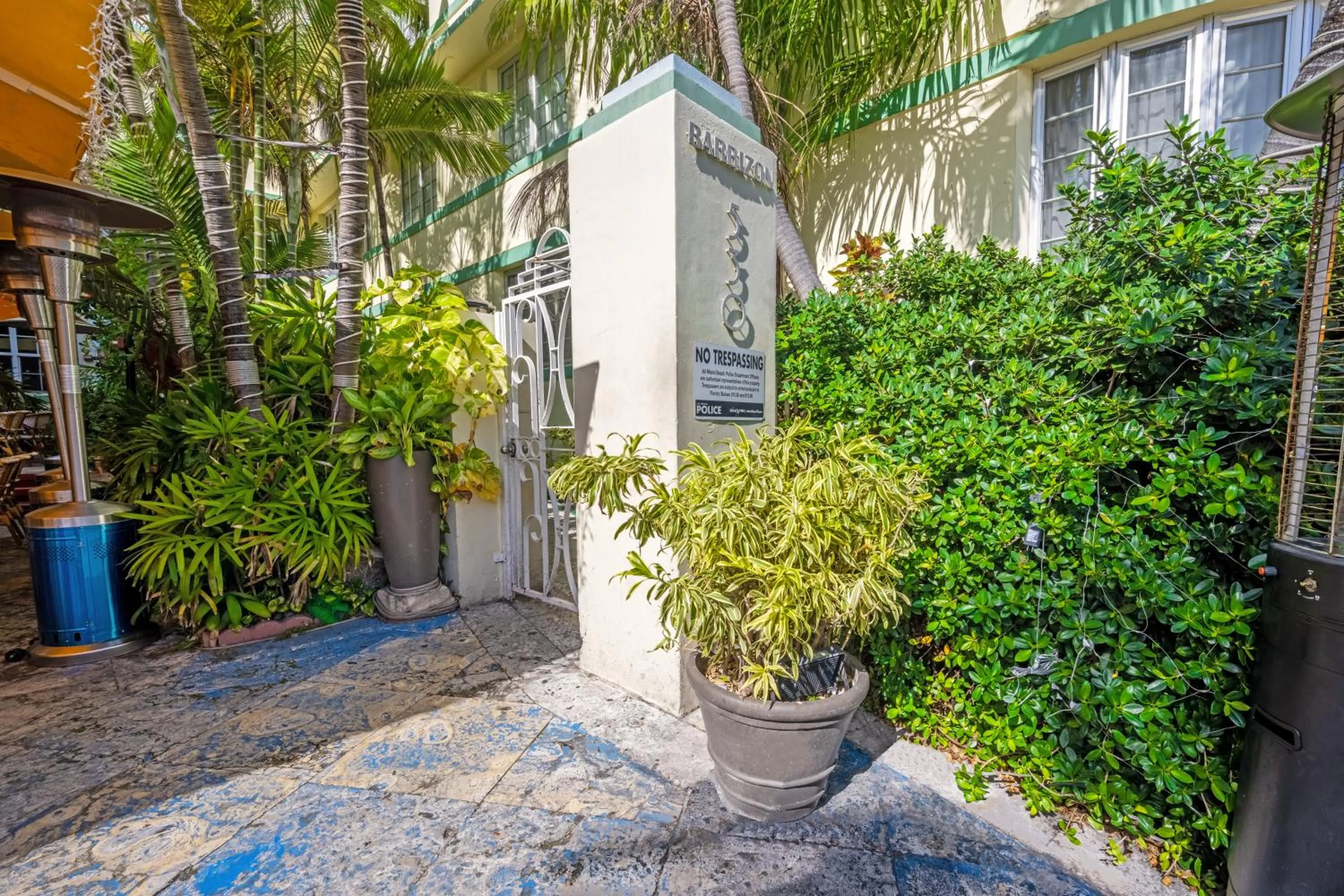 Property building in Barbizon on Ocean Drive Apartments