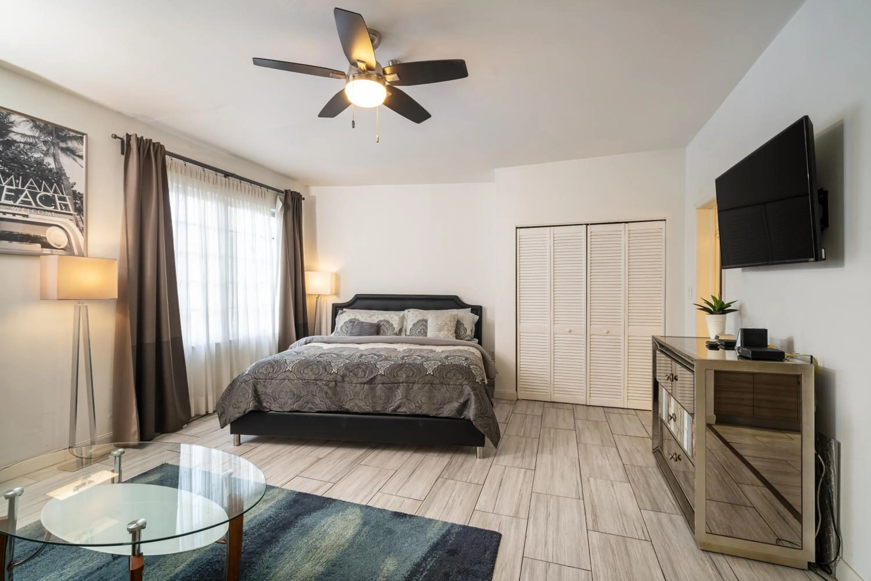 TV and multimedia, Bed in Barbizon on Ocean Drive Apartments