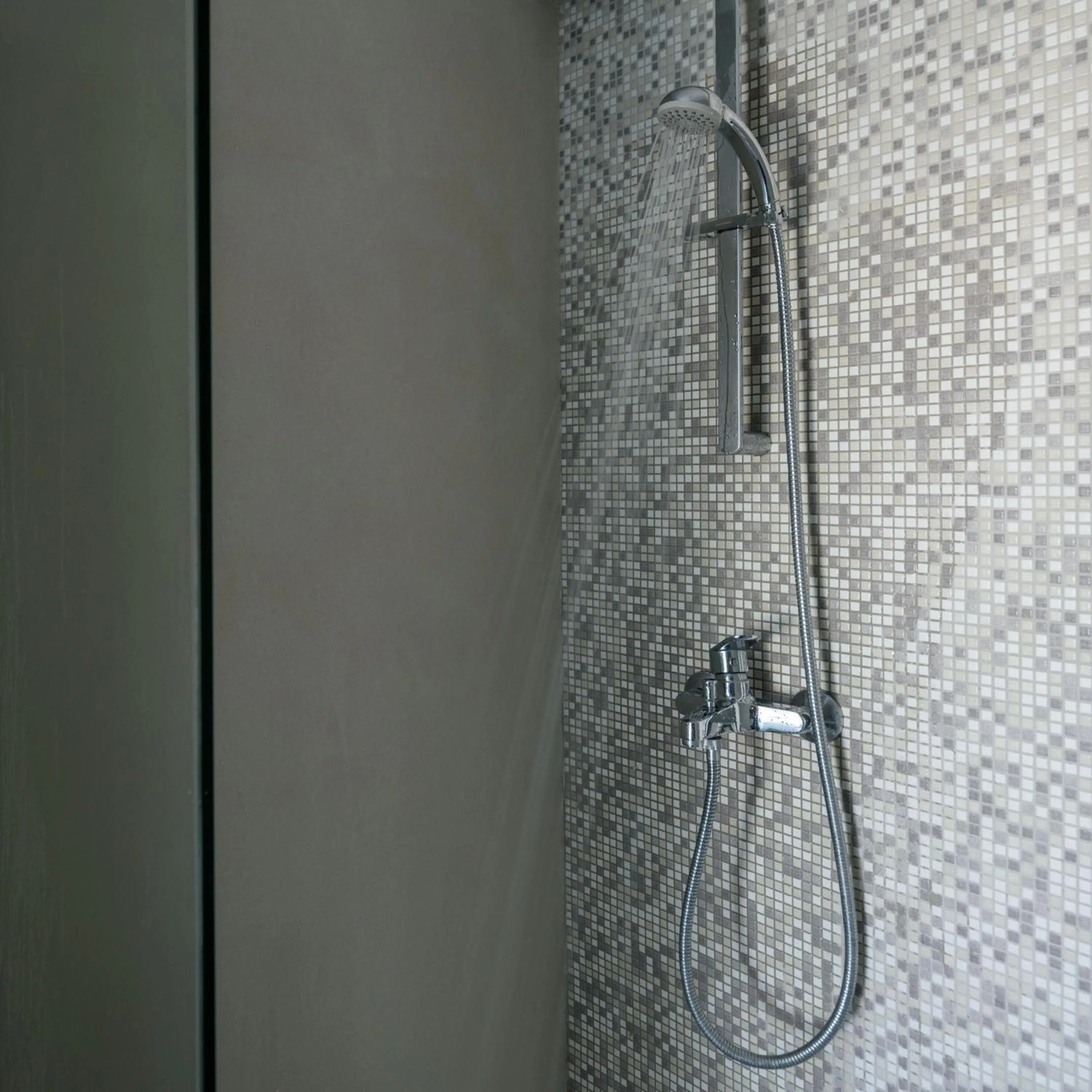 Shower in Alesahne Beach Hotel