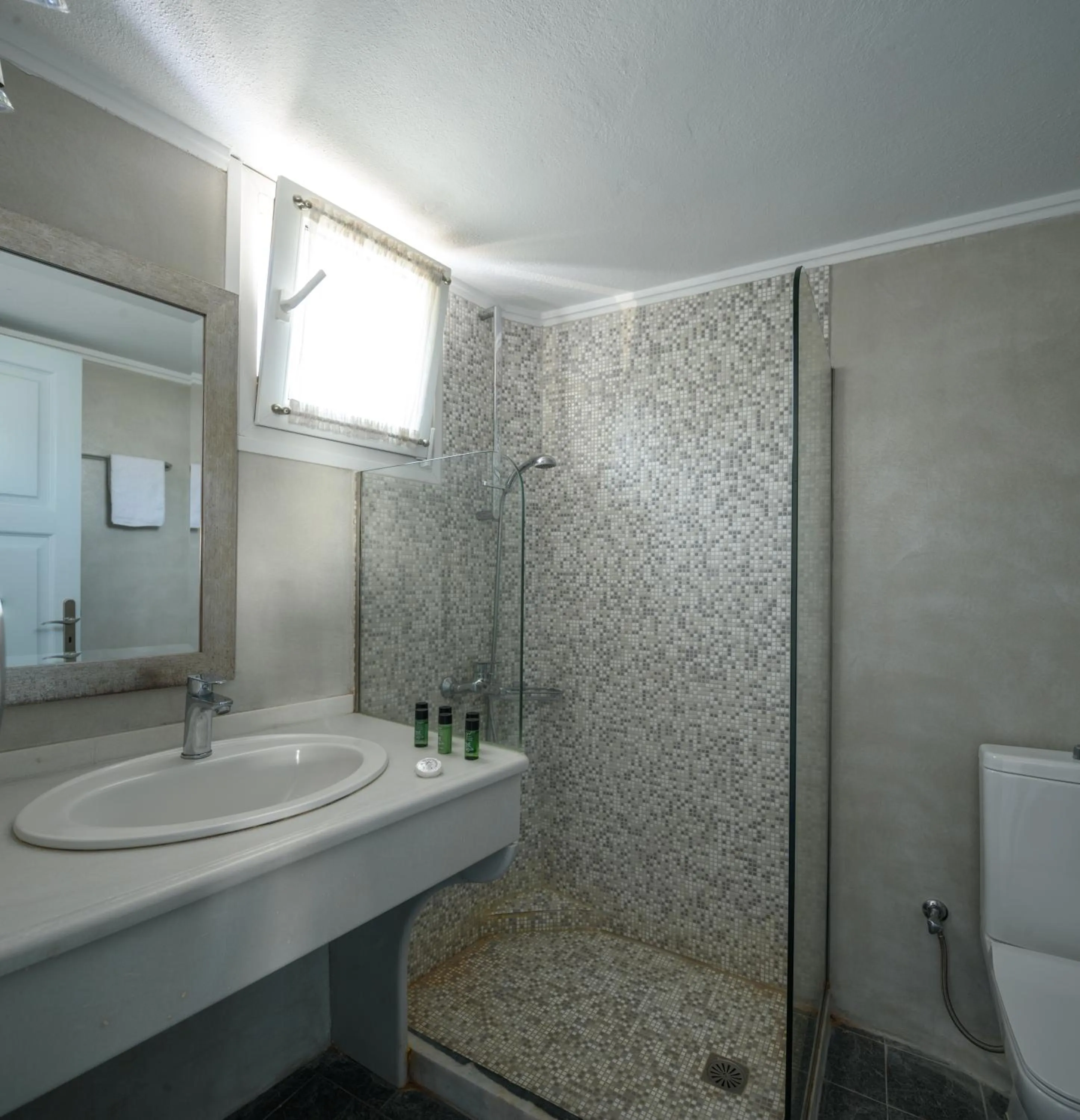 Shower in Alesahne Beach Hotel