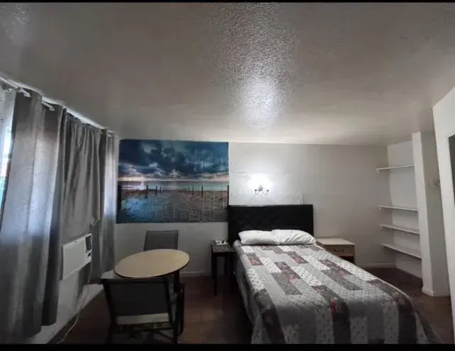 Bed in Anchor Motel & RV Park Bed in Anchor Motel & RV Park