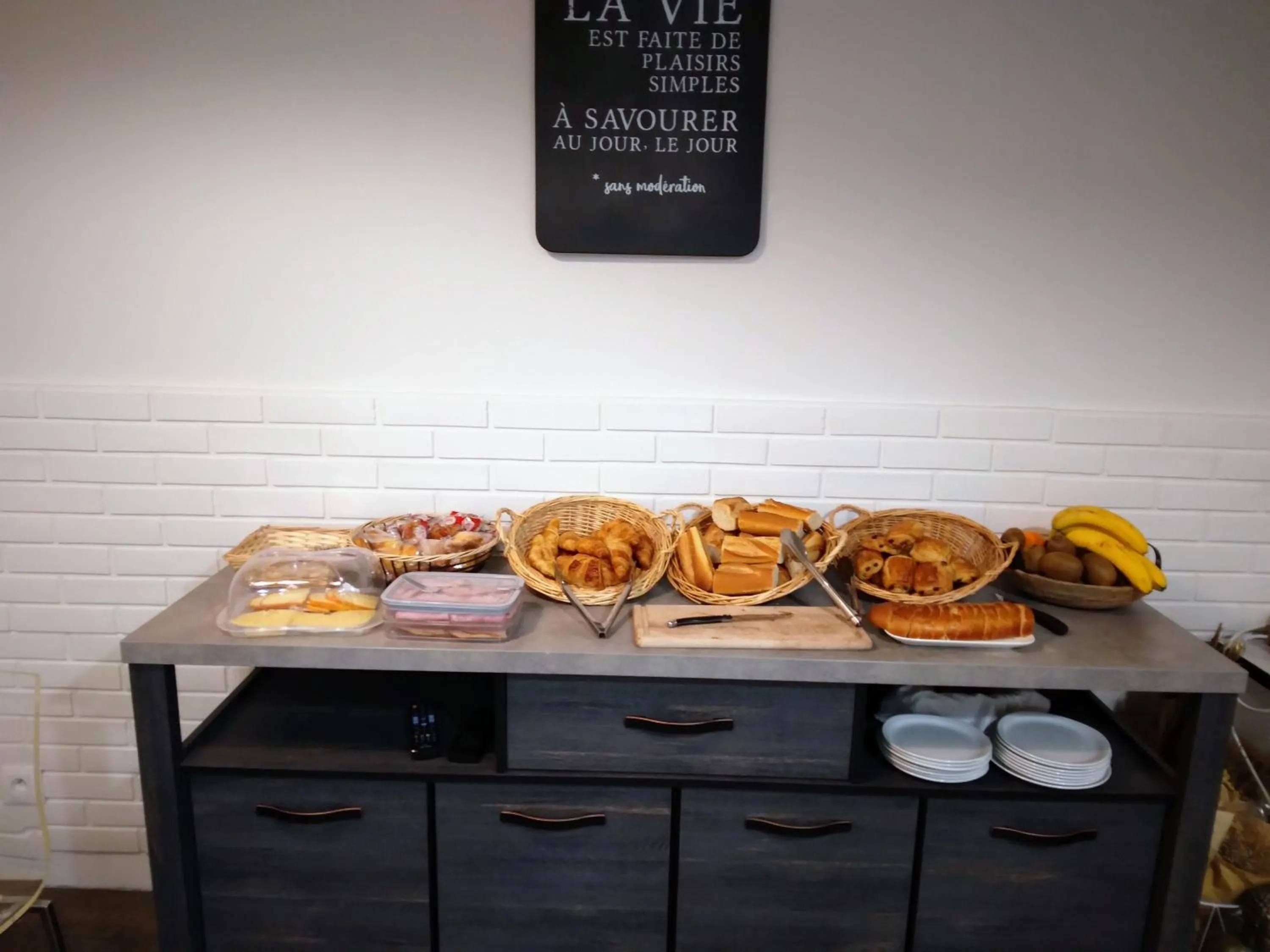 Buffet breakfast in Hôtel Le Vauban