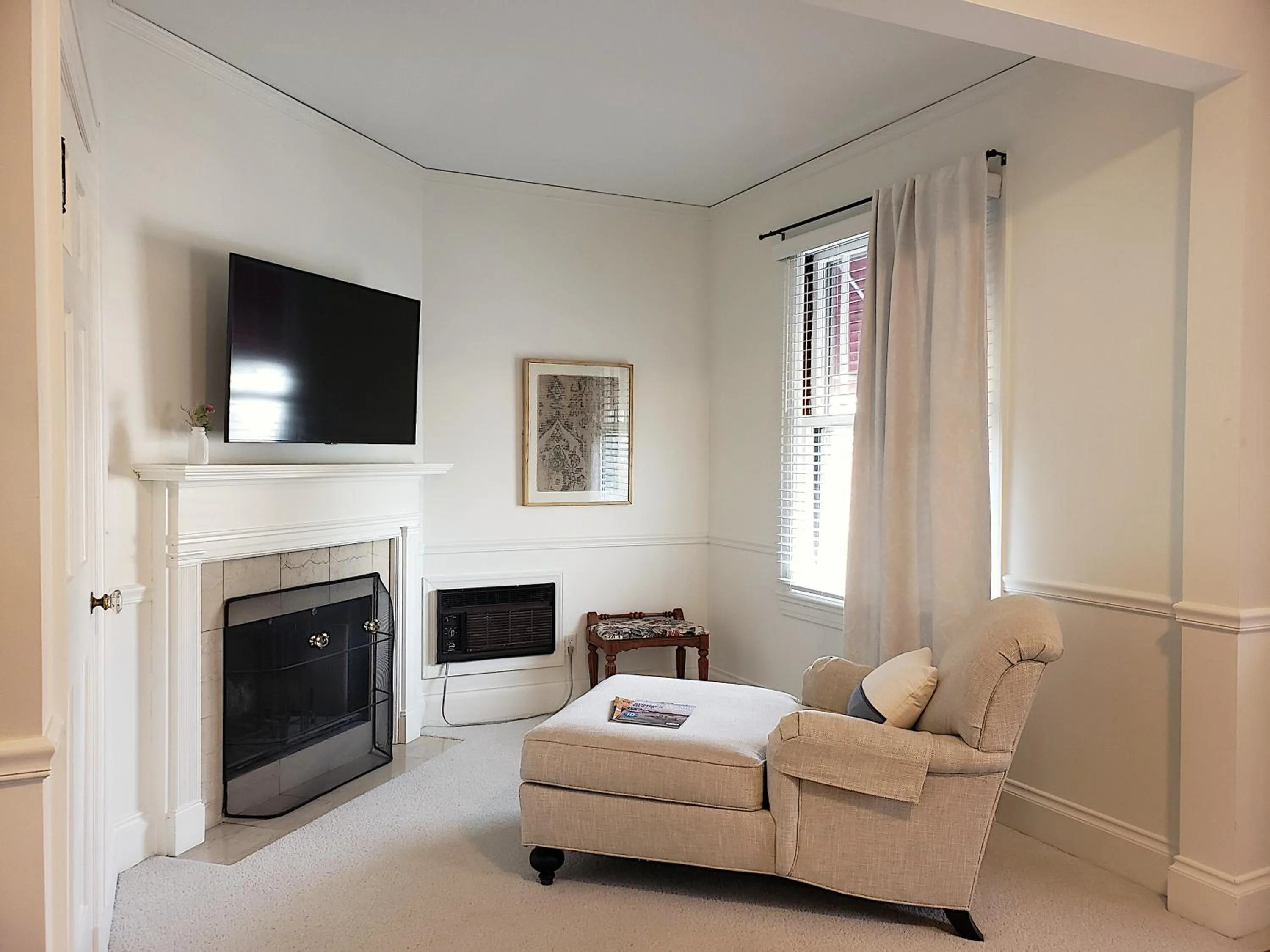 Seating area in Hearthside Inn