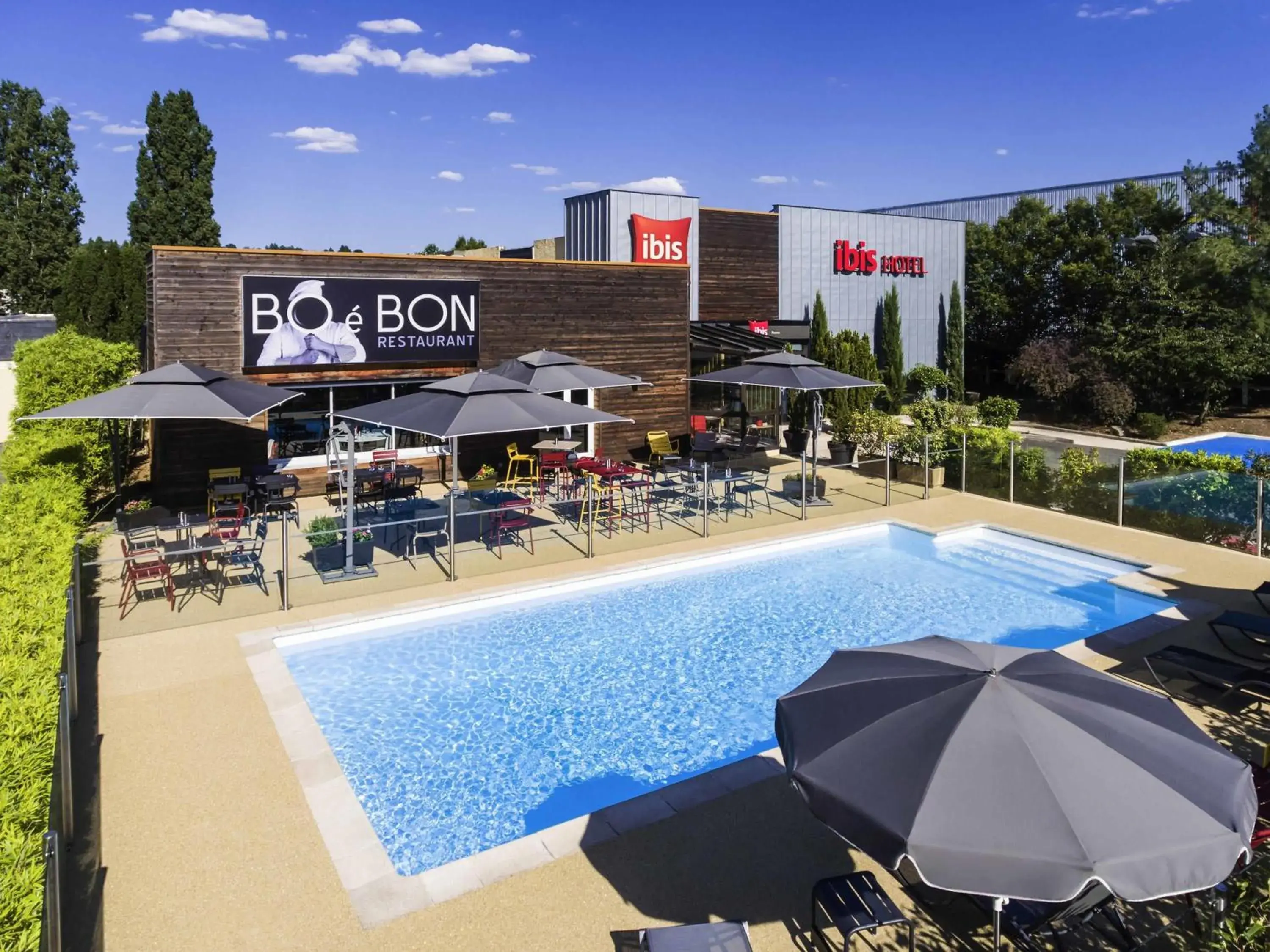Pool view in Ibis Roanne Le Coteau Hotel Restaurant Pool view in Ibis Roanne Le Coteau Hotel Restaurant
