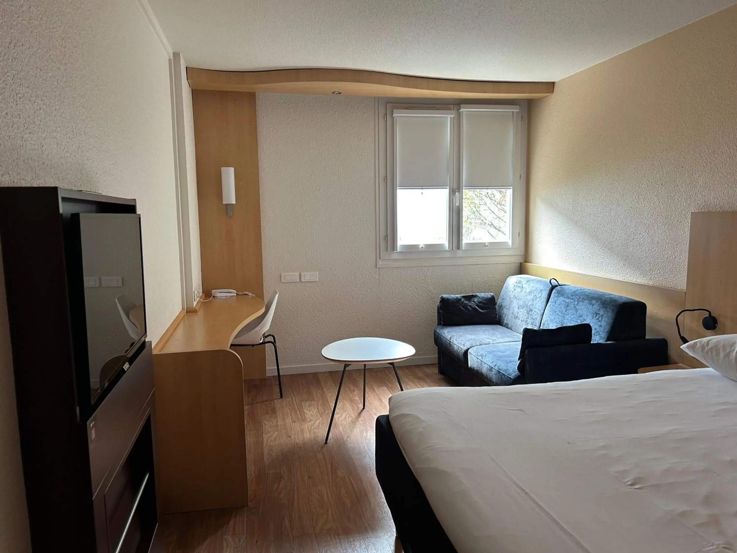 Photo of the whole room, Bed in Ibis Roanne Le Coteau Hotel Restaurant Photo of the whole room, Bed in Ibis Roanne Le Coteau Hotel Restaurant