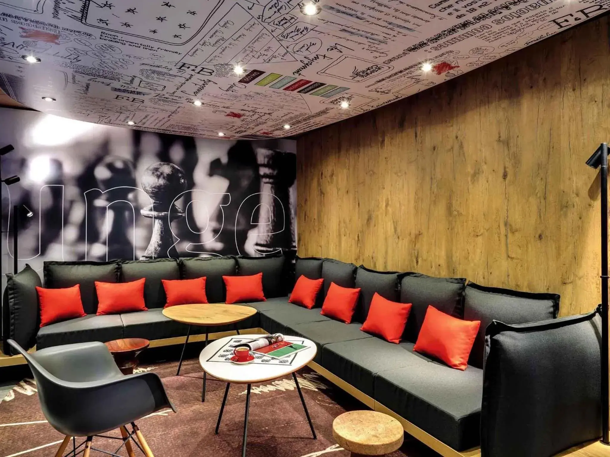 Property building in Ibis Roanne Le Coteau Hotel Restaurant Property building in Ibis Roanne Le Coteau Hotel Restaurant