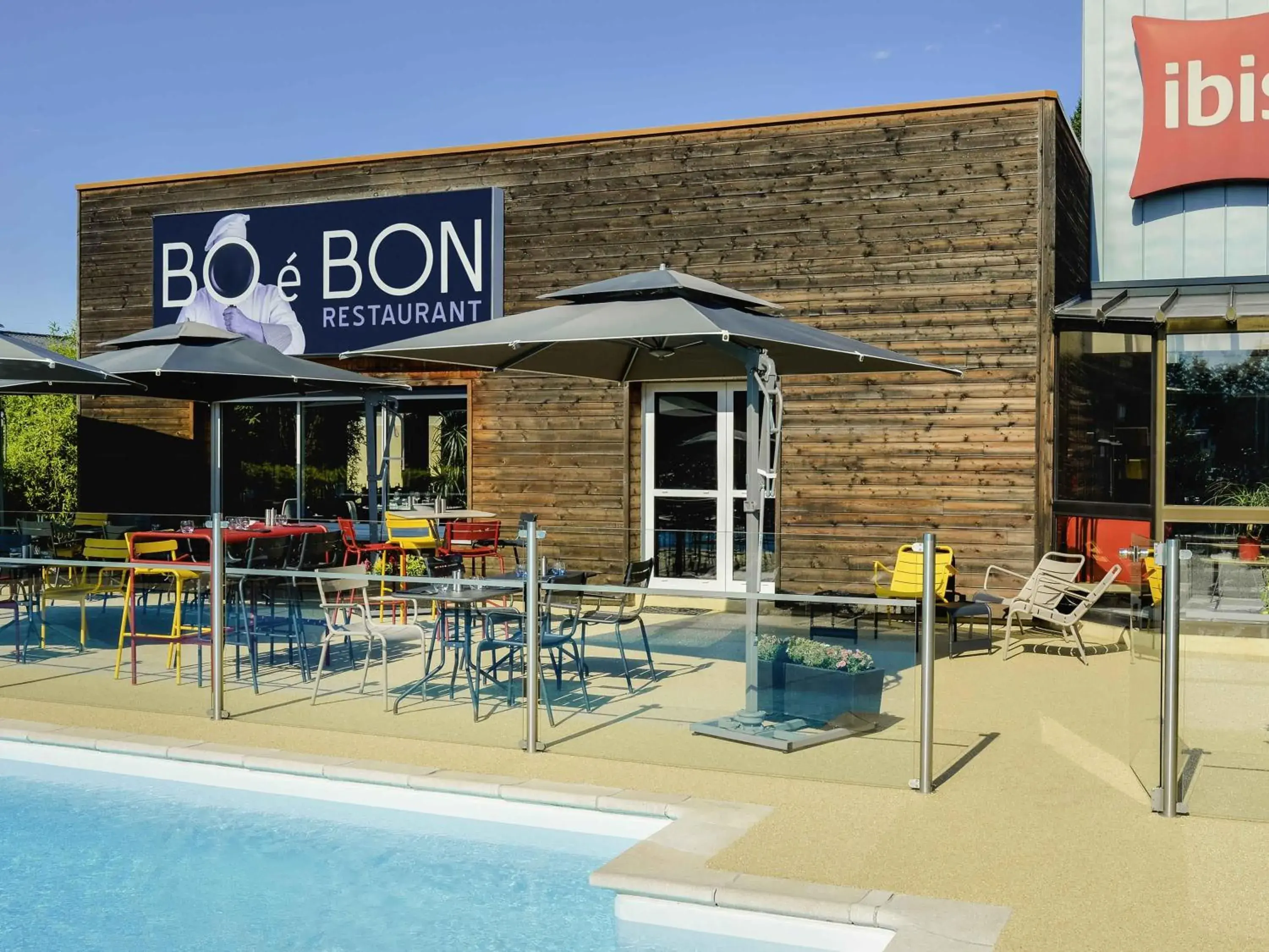 Pool view in Ibis Roanne Le Coteau Hotel Restaurant Pool view in Ibis Roanne Le Coteau Hotel Restaurant