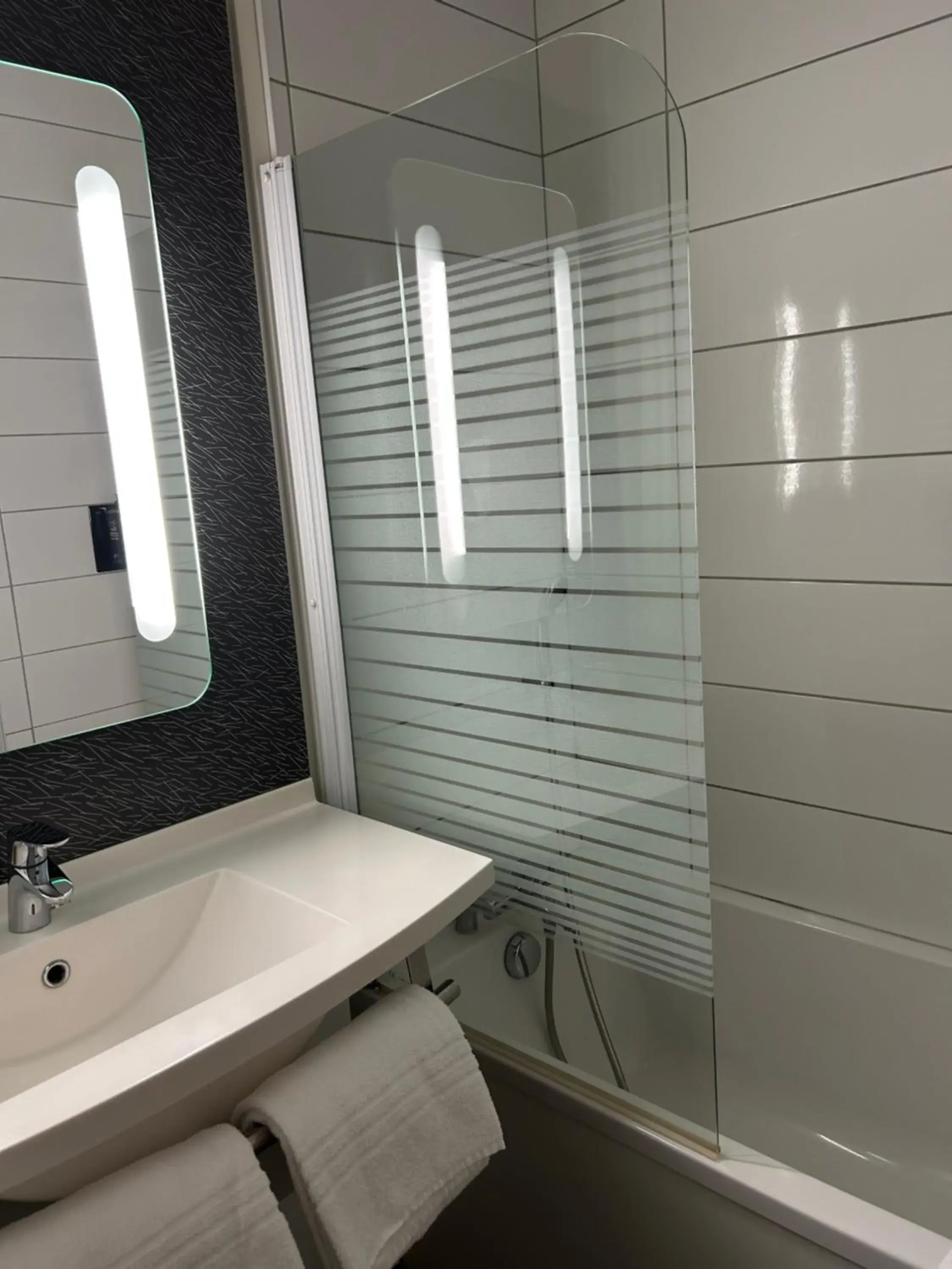 Bathroom in Ibis Roanne Le Coteau Hotel Restaurant Bathroom in Ibis Roanne Le Coteau Hotel Restaurant