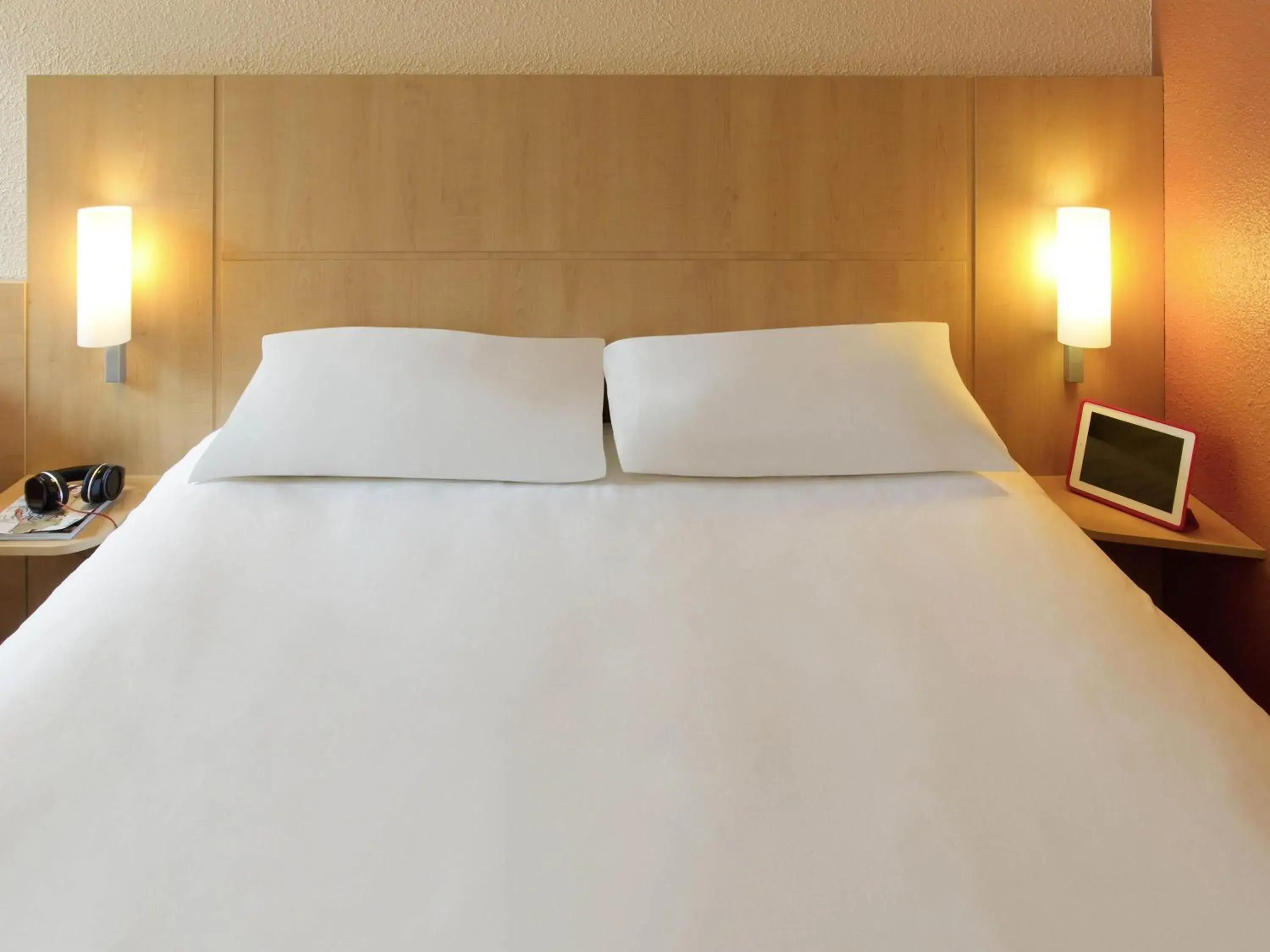 Bedroom, Bed in Ibis Roanne Le Coteau Hotel Restaurant Bedroom, Bed in Ibis Roanne Le Coteau Hotel Restaurant