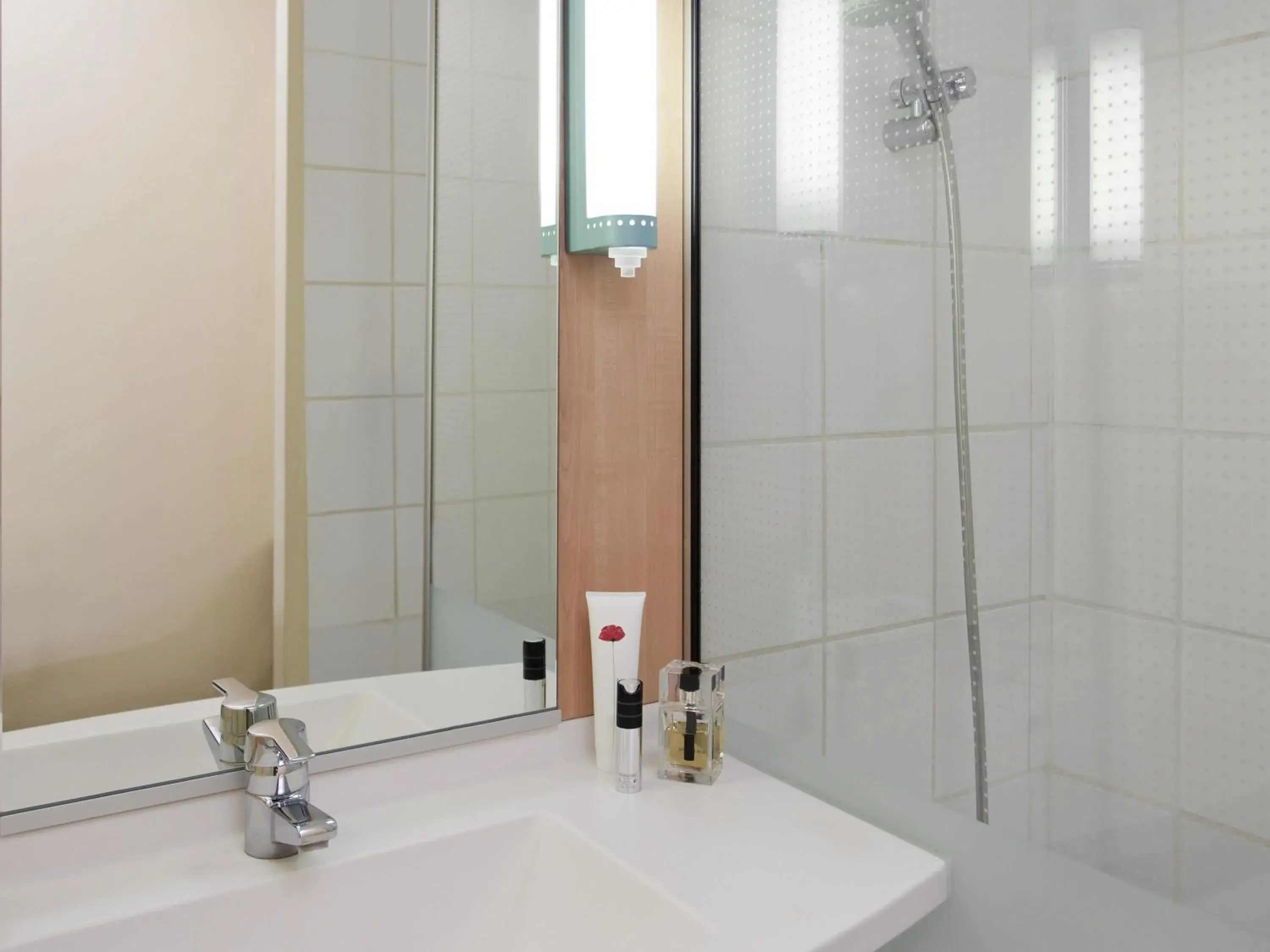 Standard Room with One Double Bed and One Single Bed (for one kid up to 12 year old) in Ibis Roanne Le Coteau Hotel Restaurant Standard Room with One Double Bed and One Single Bed (for one kid up to 12 year old) in Ibis Roanne Le Coteau Hotel Restaurant