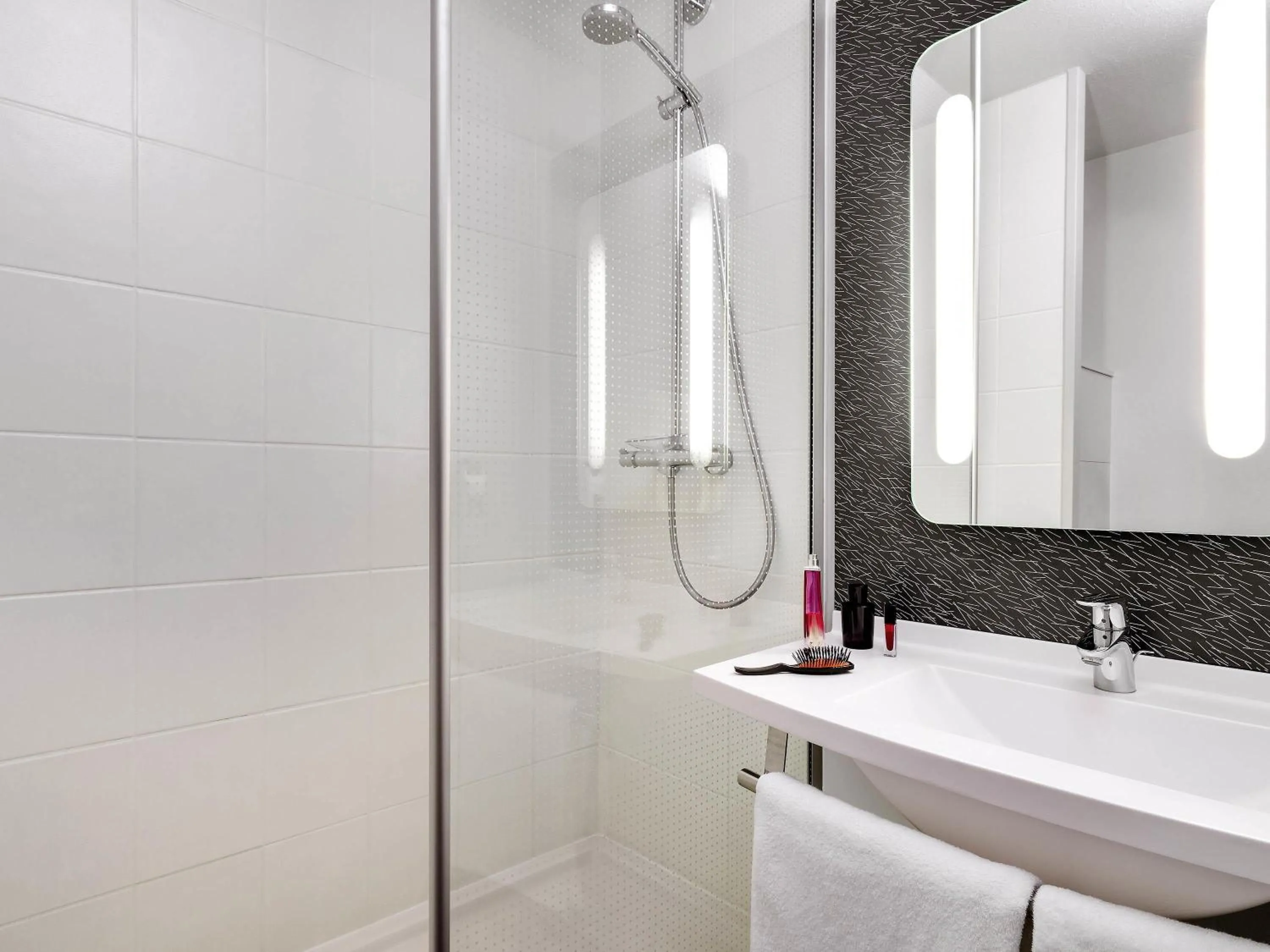 Bedroom in Ibis Roanne Le Coteau Hotel Restaurant