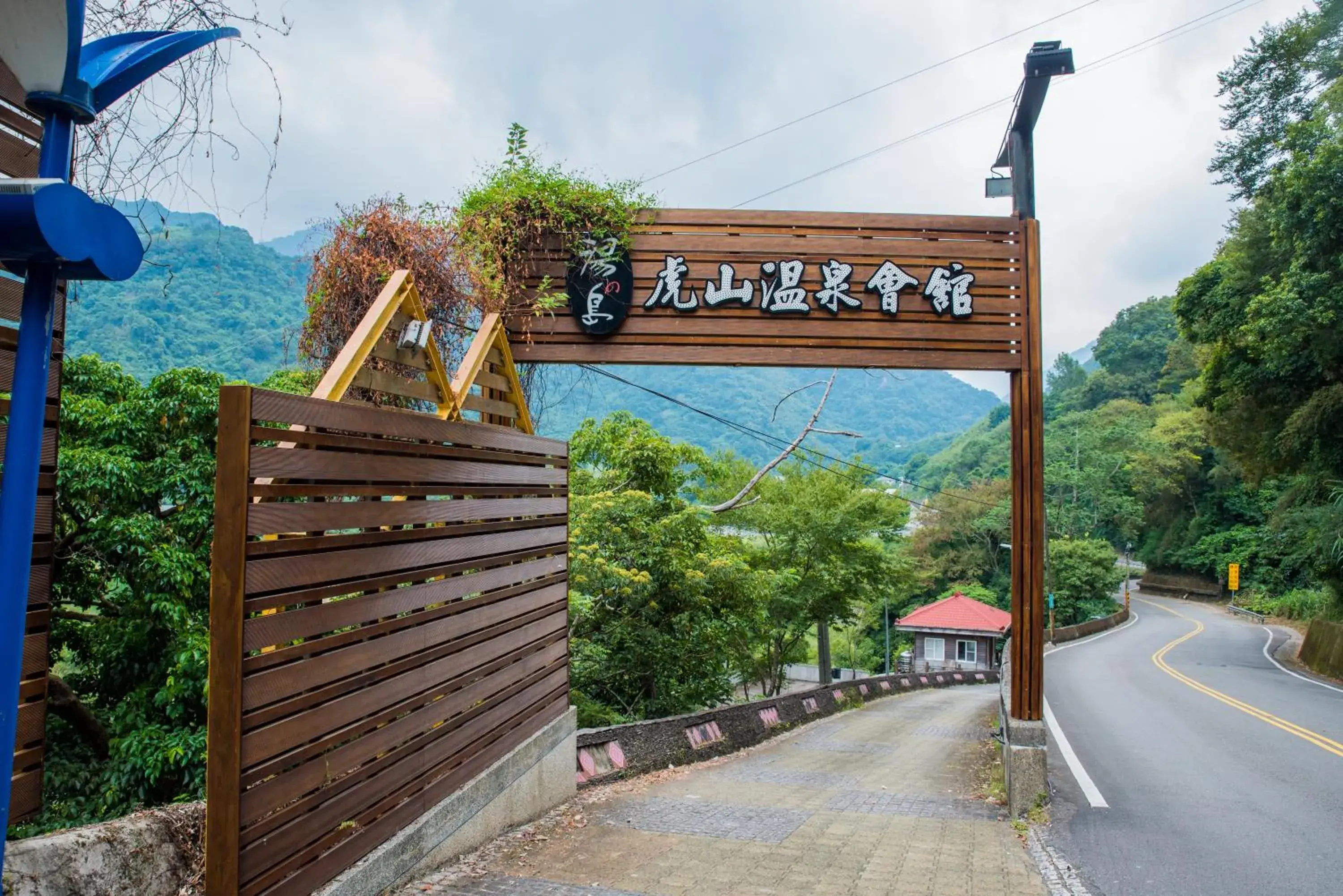 Facade/entrance in Hu Shan Hot Spring Hotel Facade/entrance in Hu Shan Hot Spring Hotel