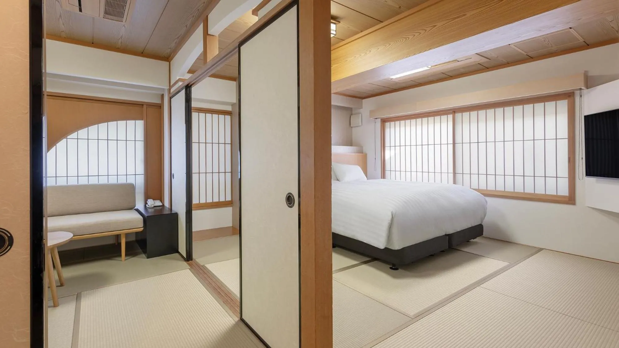 Living room, Bed in Club Wyndham Chikumakan Nagano