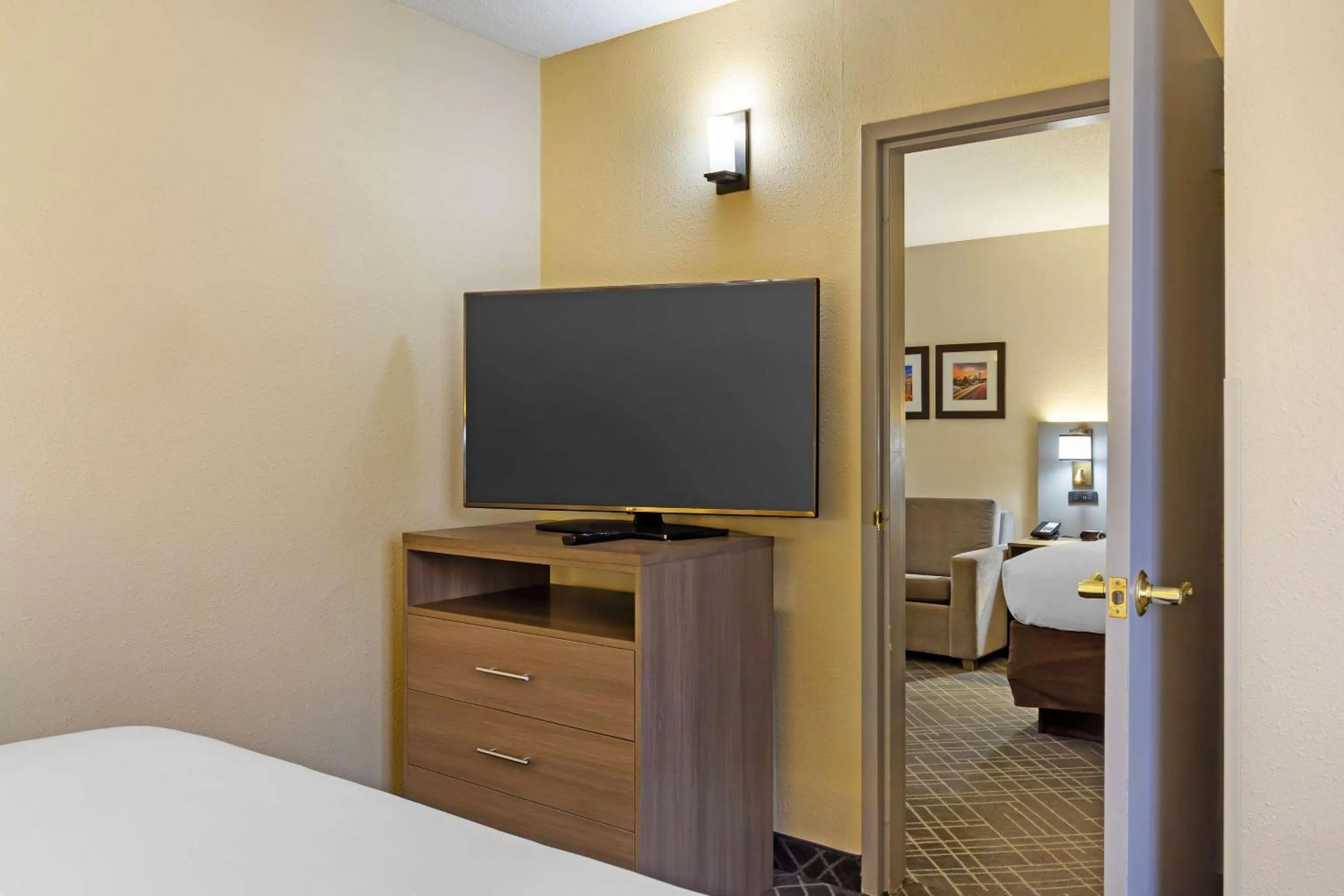 Bedroom, Bed in Comfort Suites Hanes Mall