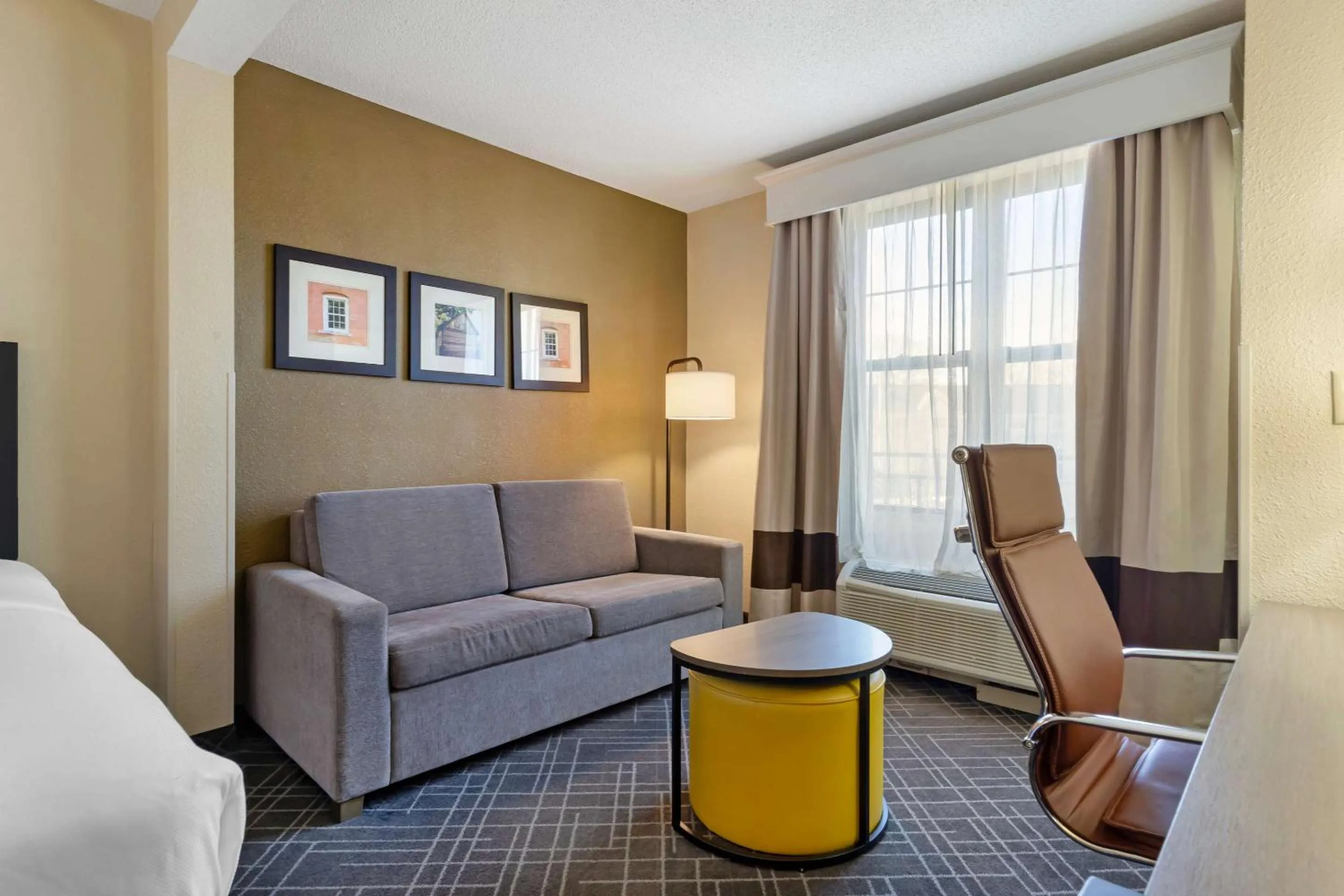 Bedroom in Comfort Suites Hanes Mall