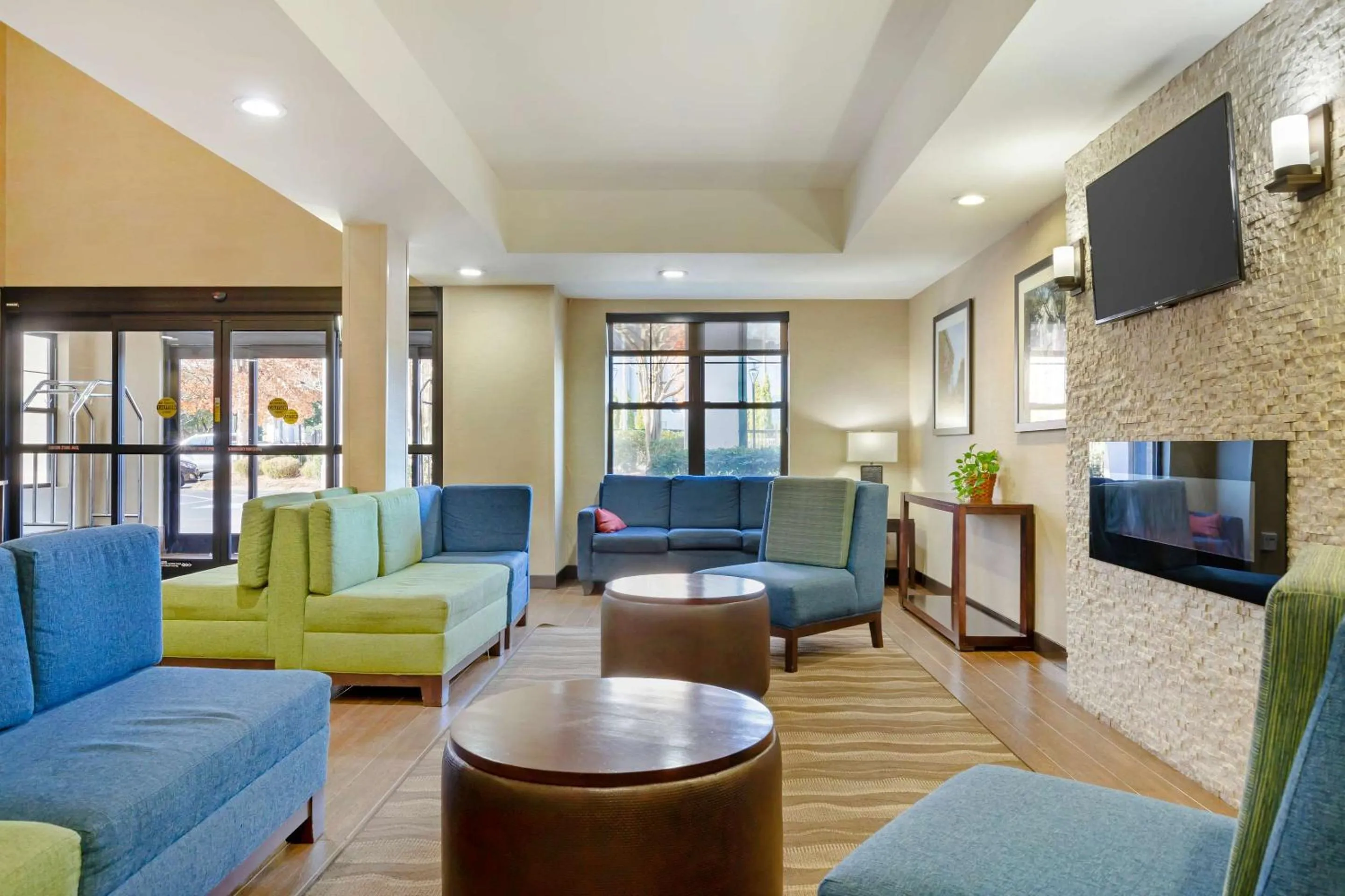 Lobby or reception in Comfort Suites Hanes Mall