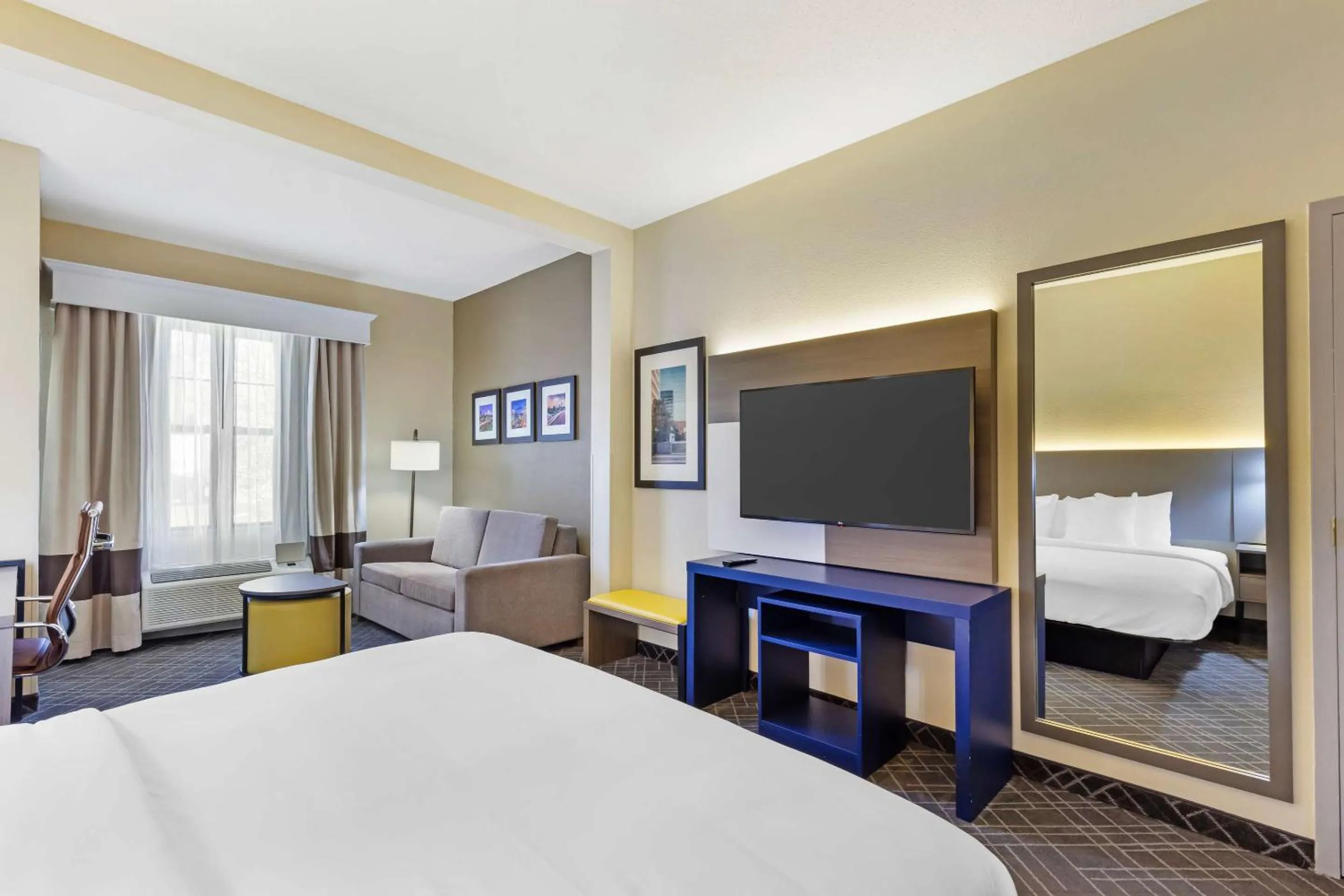 Bedroom, Bed in Comfort Suites Hanes Mall