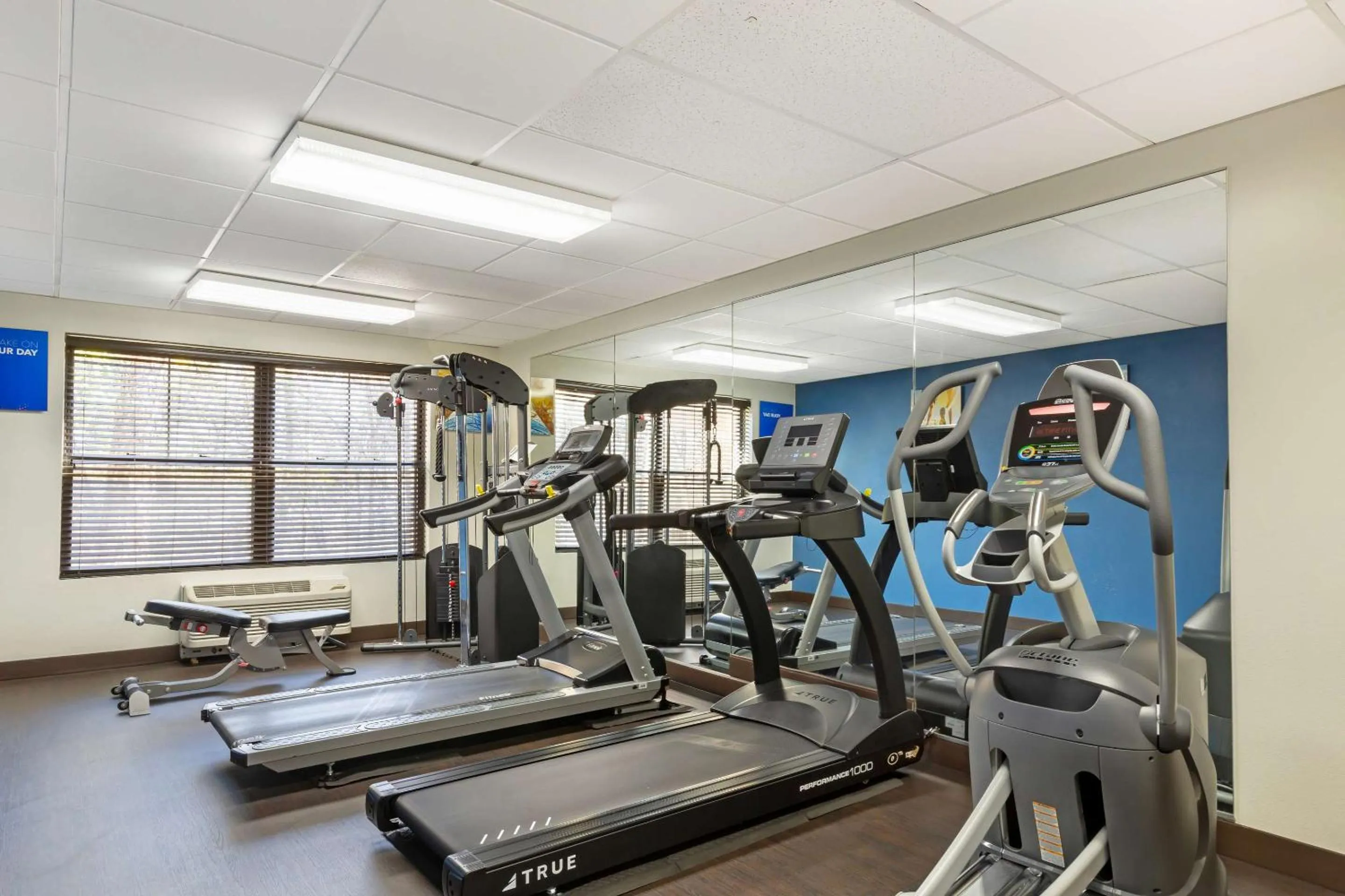 Fitness centre/facilities in Comfort Suites Hanes Mall