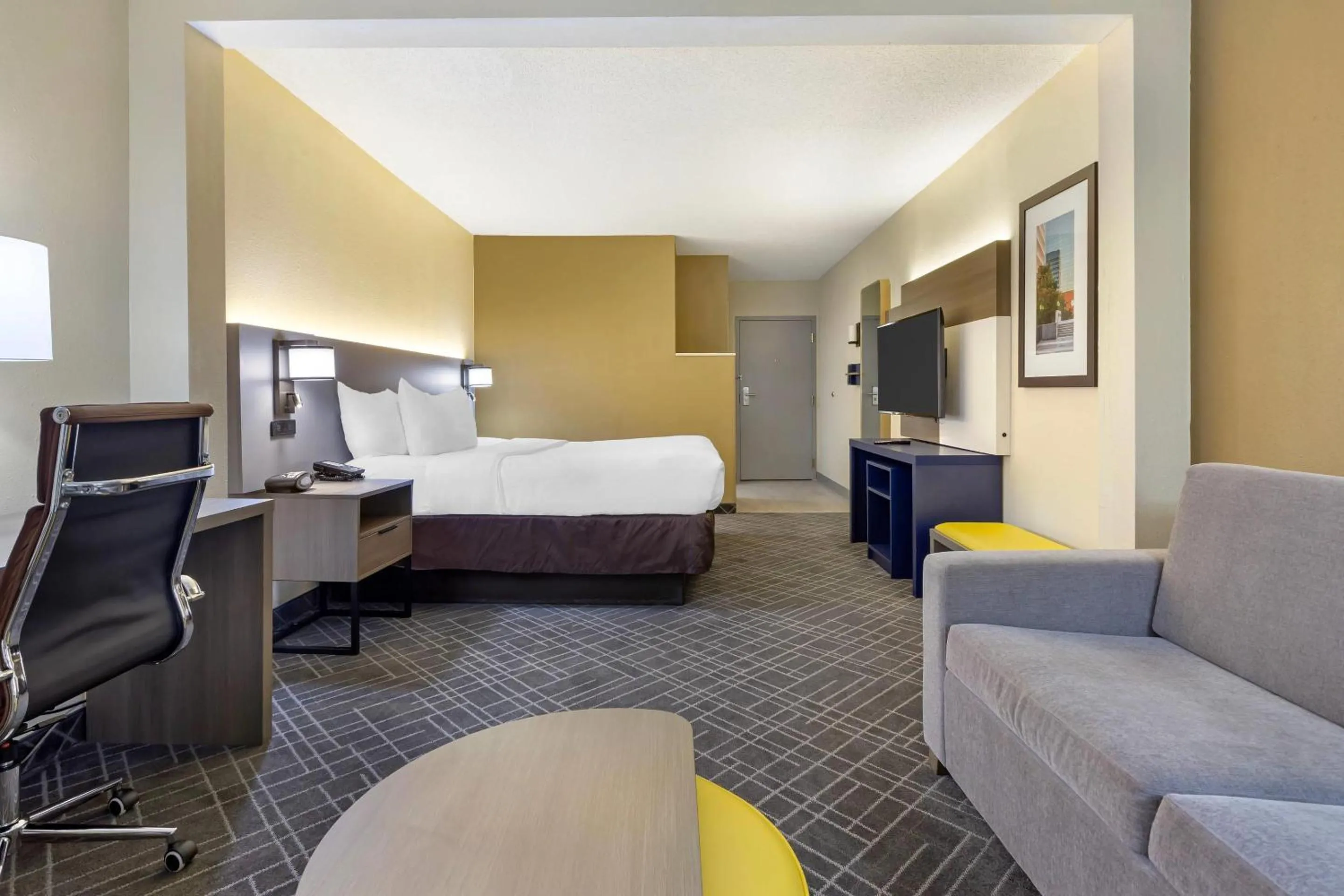 Bedroom, Bed in Comfort Suites Hanes Mall
