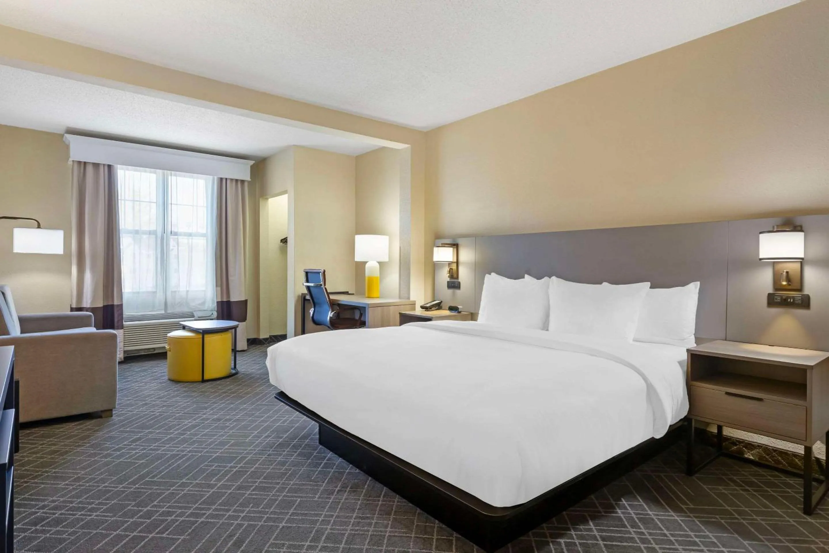 Bedroom, Bed in Comfort Suites Hanes Mall