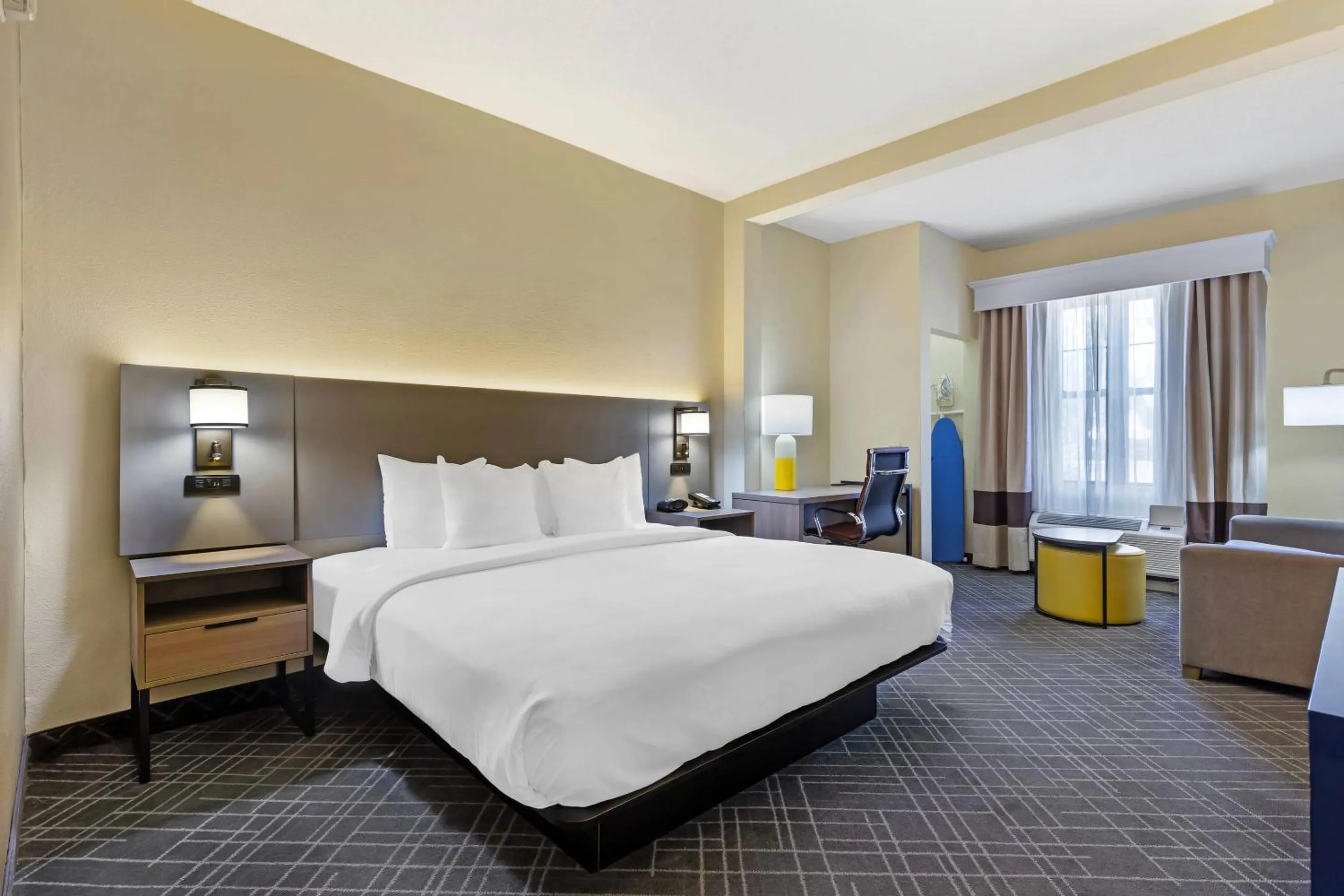 Bedroom, Bed in Comfort Suites Hanes Mall