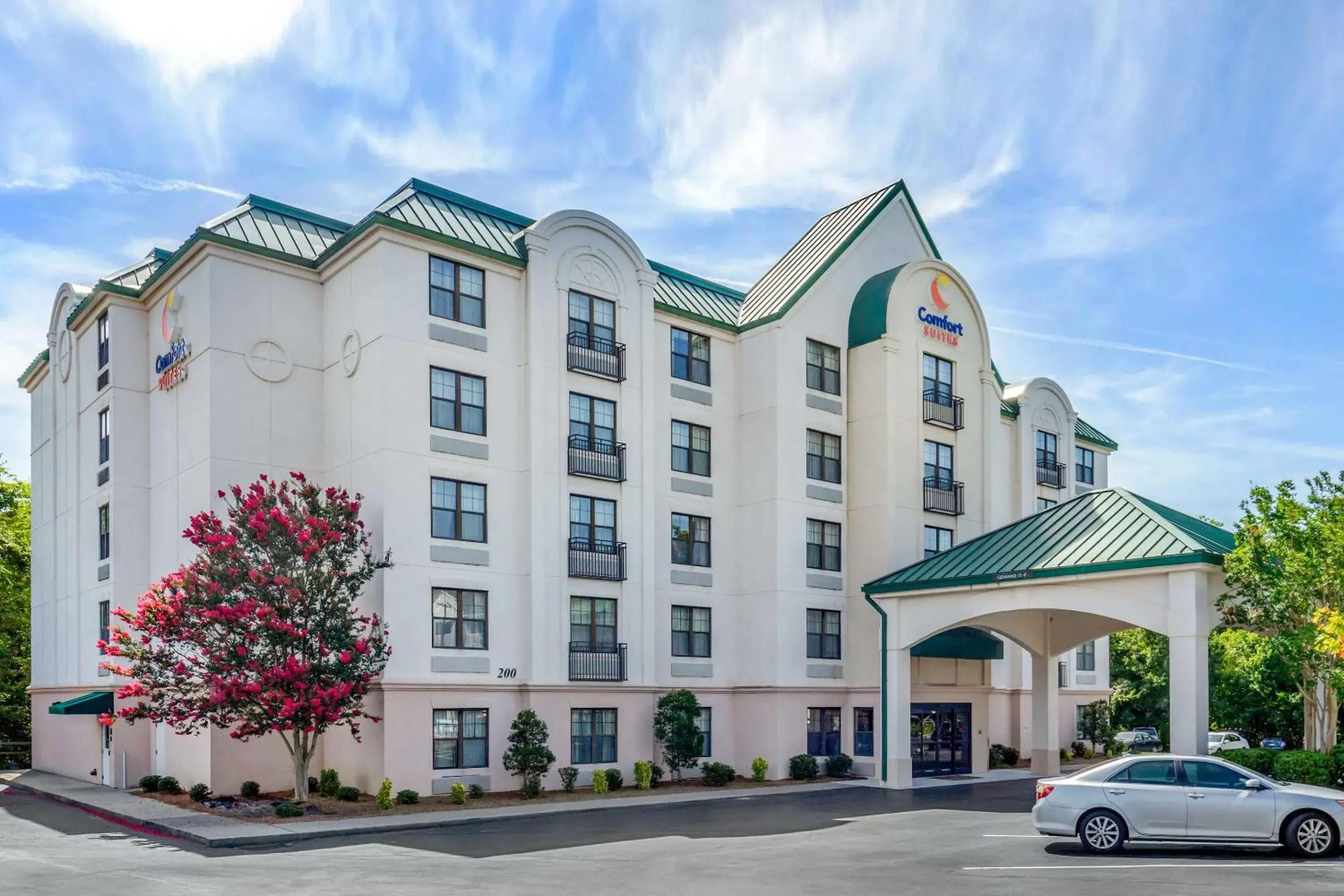 Property building in Comfort Suites Hanes Mall Property building in Comfort Suites Hanes Mall