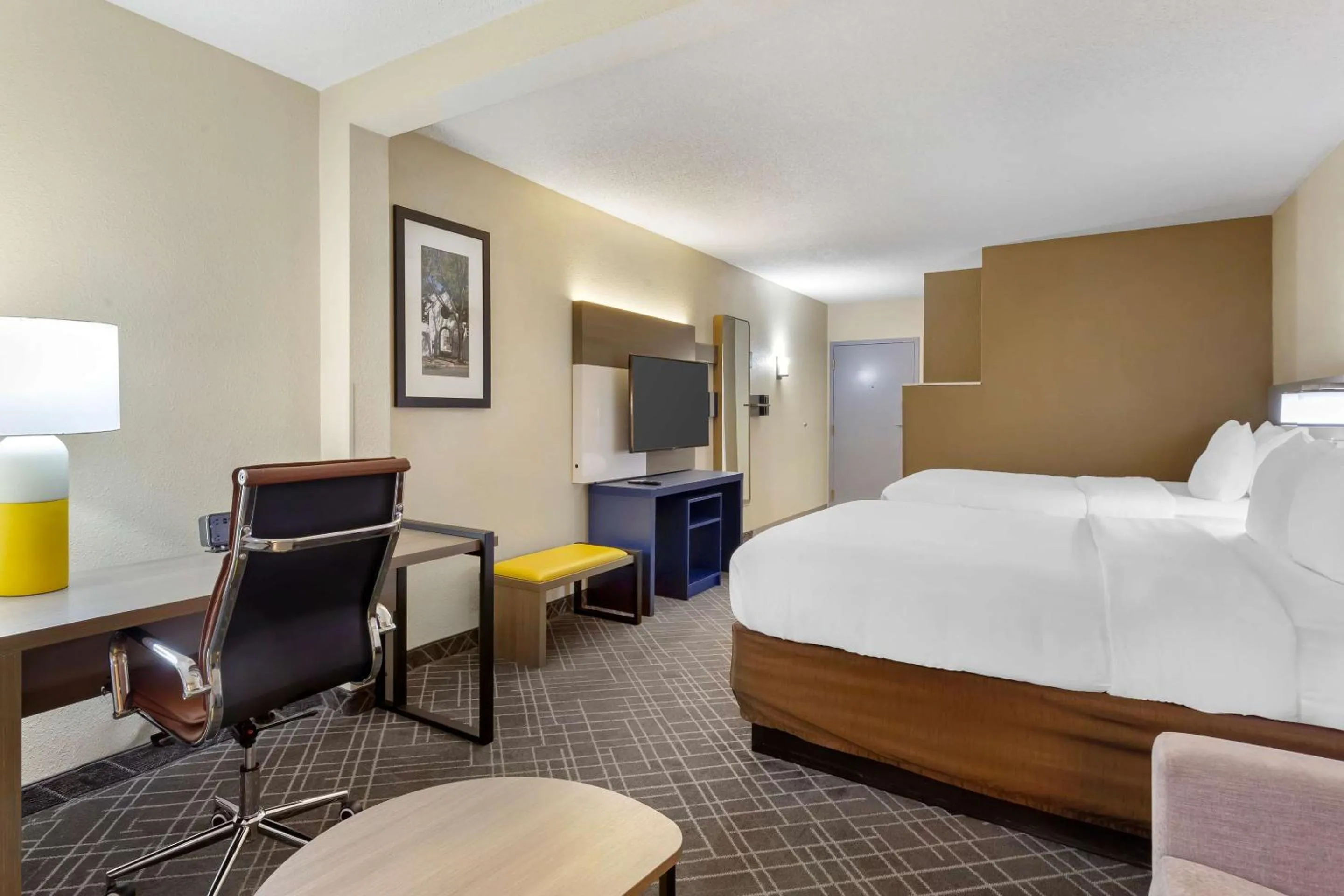 Bedroom, Bed in Comfort Suites Hanes Mall