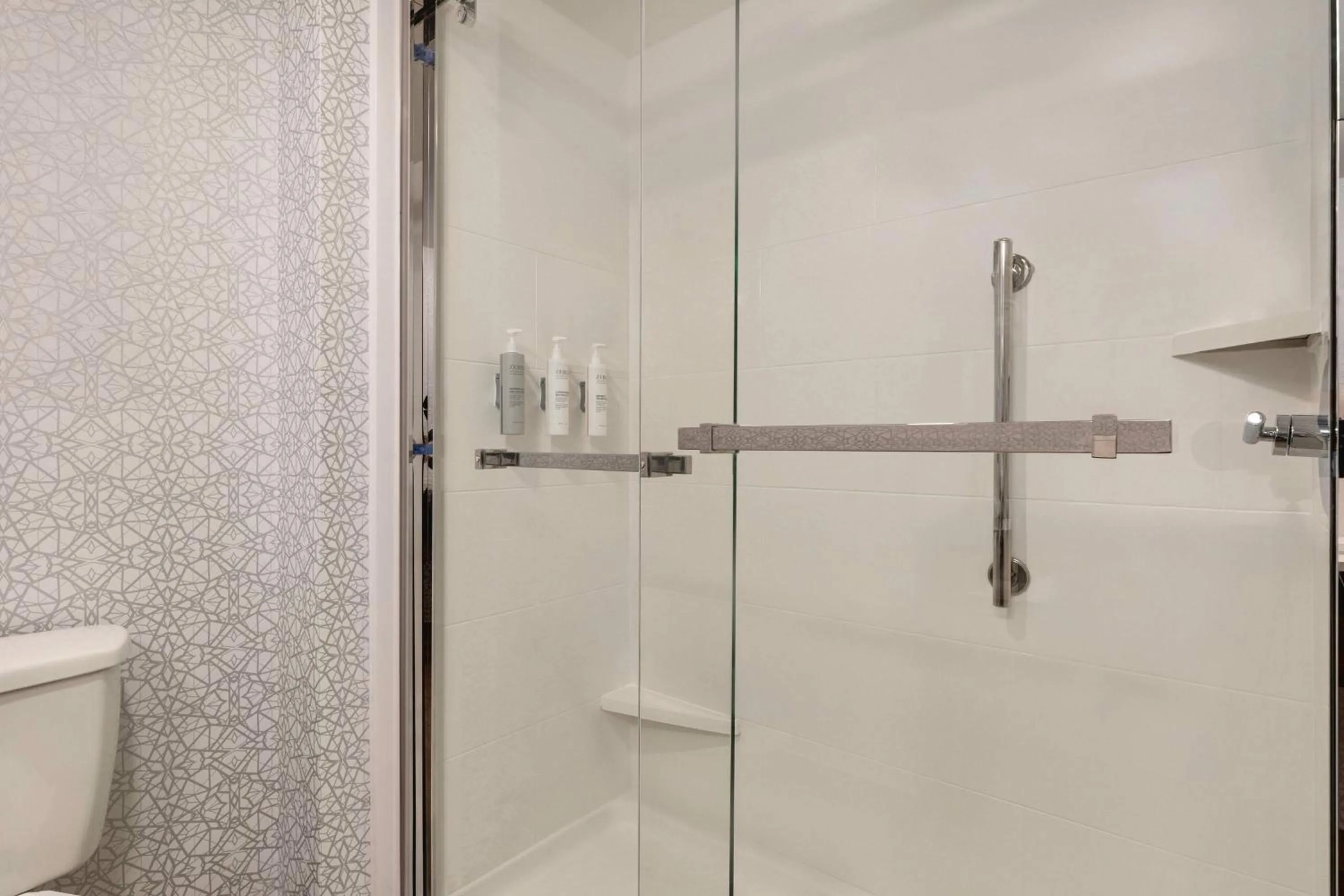 Bathroom in Hampton Inn Waynesboro/Stuarts Draft